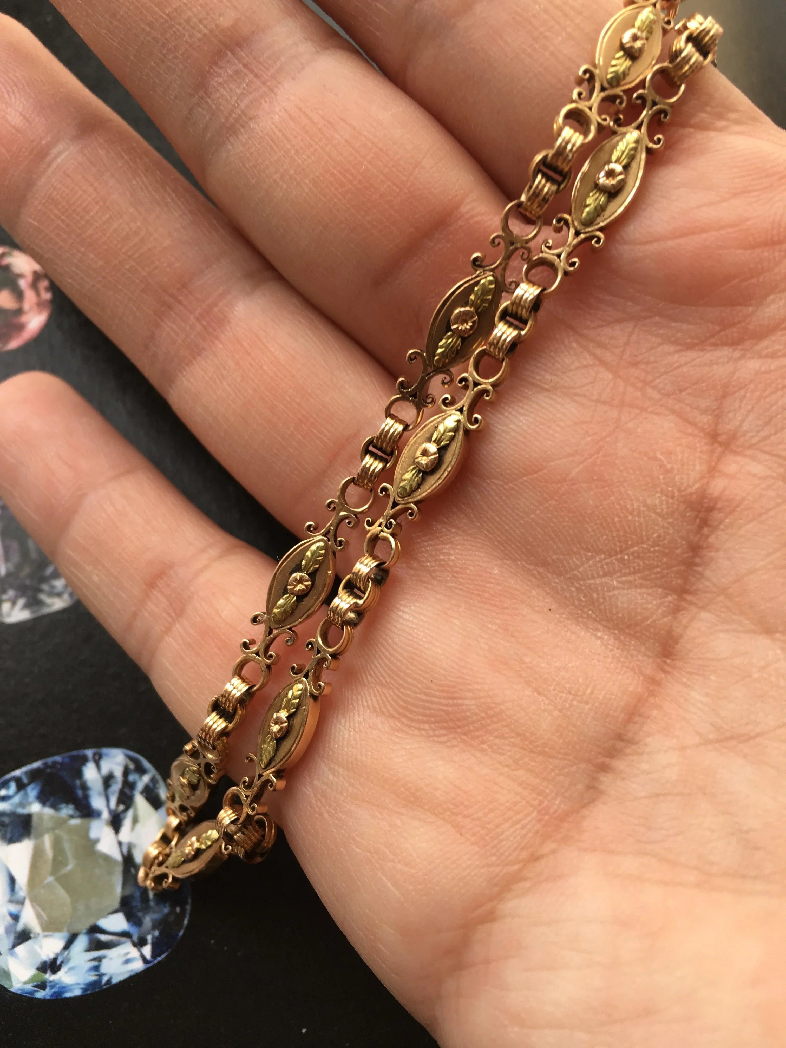 Floral & very rare Victorian 18K gold chain with a T-bar - Curiously timeless