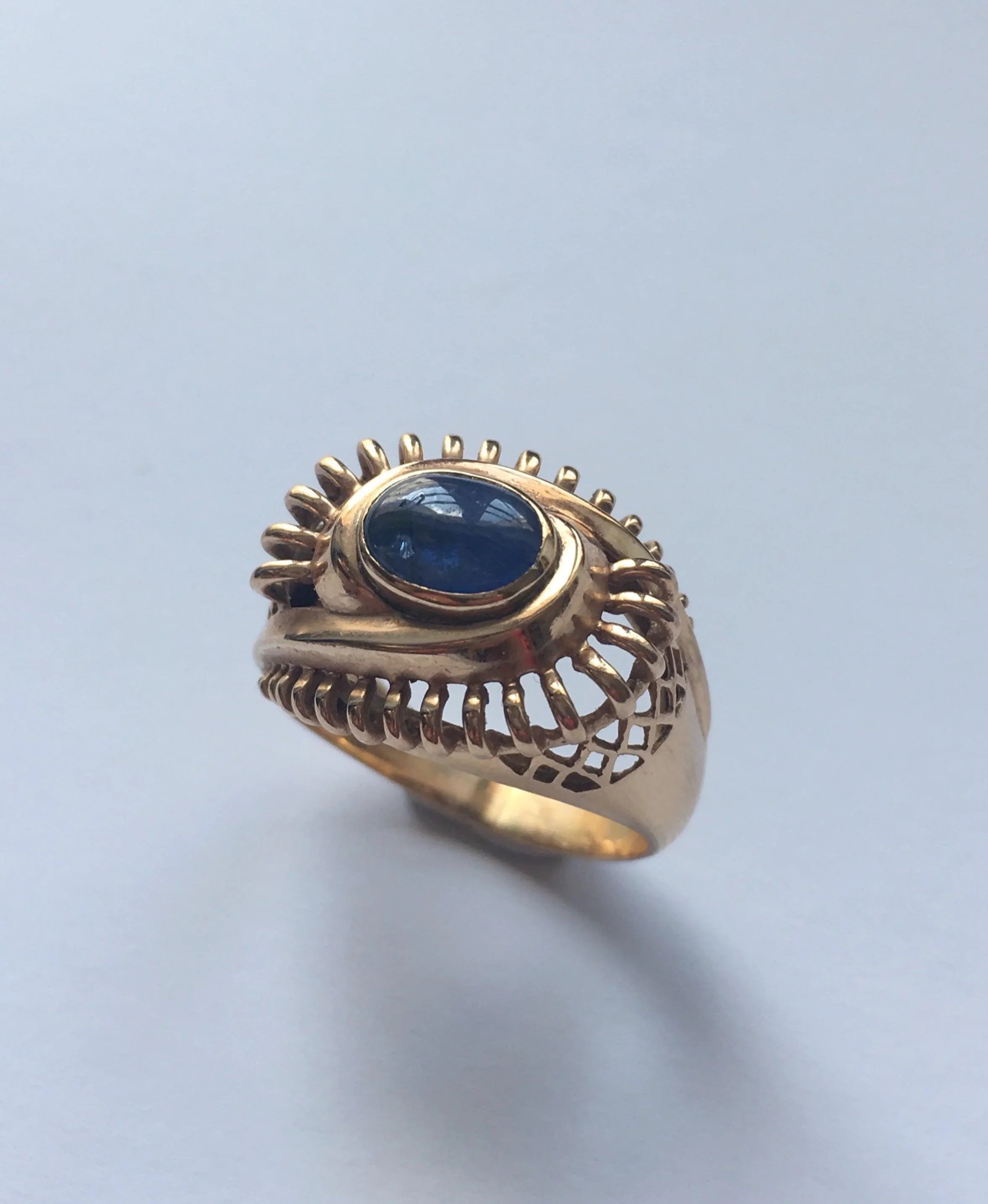 Striking 1950s French 18k yellow gold sapphire tourbillon ring - Curiously timeless