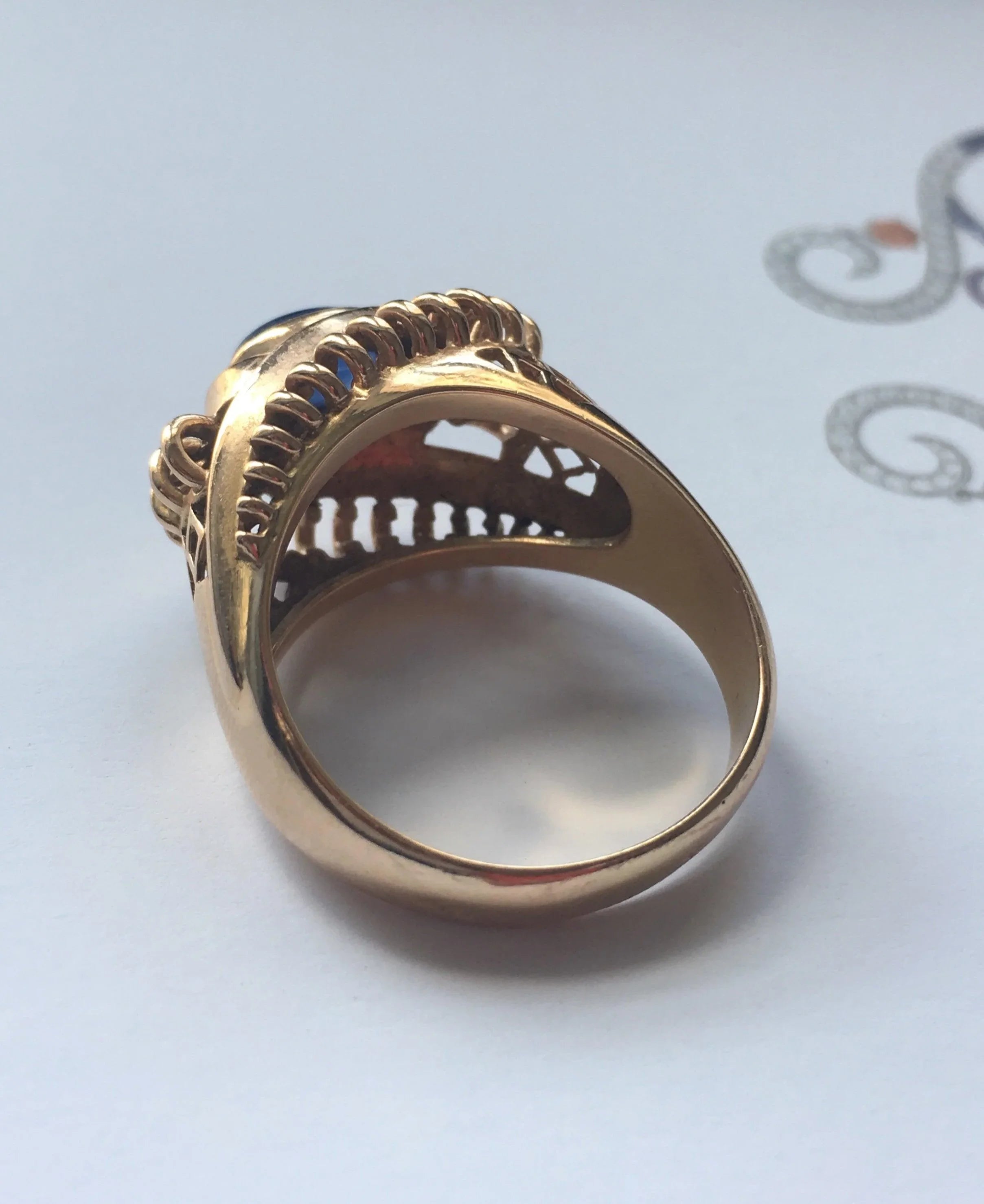 Striking 1950s French 18k yellow gold sapphire tourbillon ring - Curiously timeless