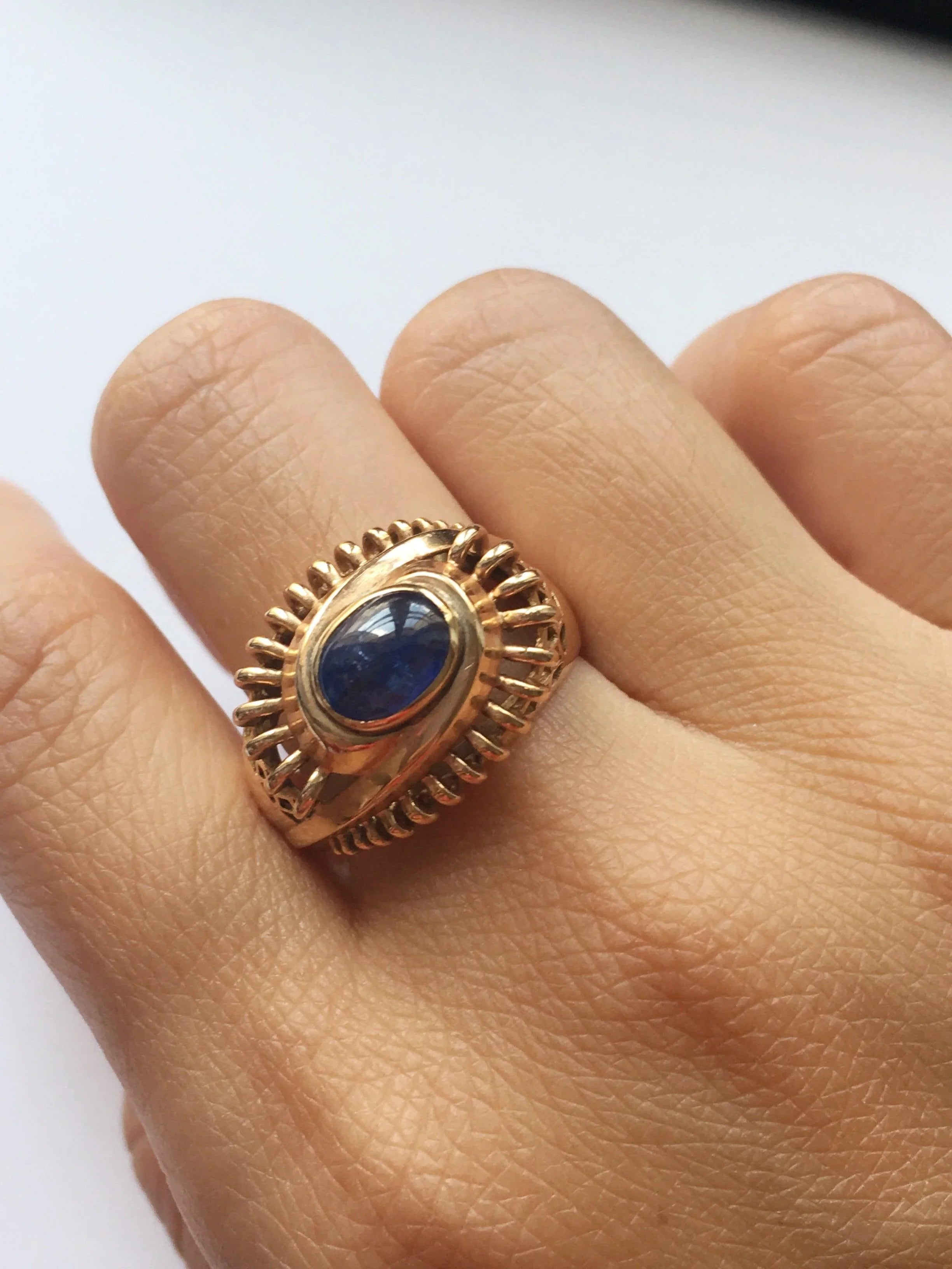 Striking 1950s French 18k yellow gold sapphire tourbillon ring - Curiously timeless