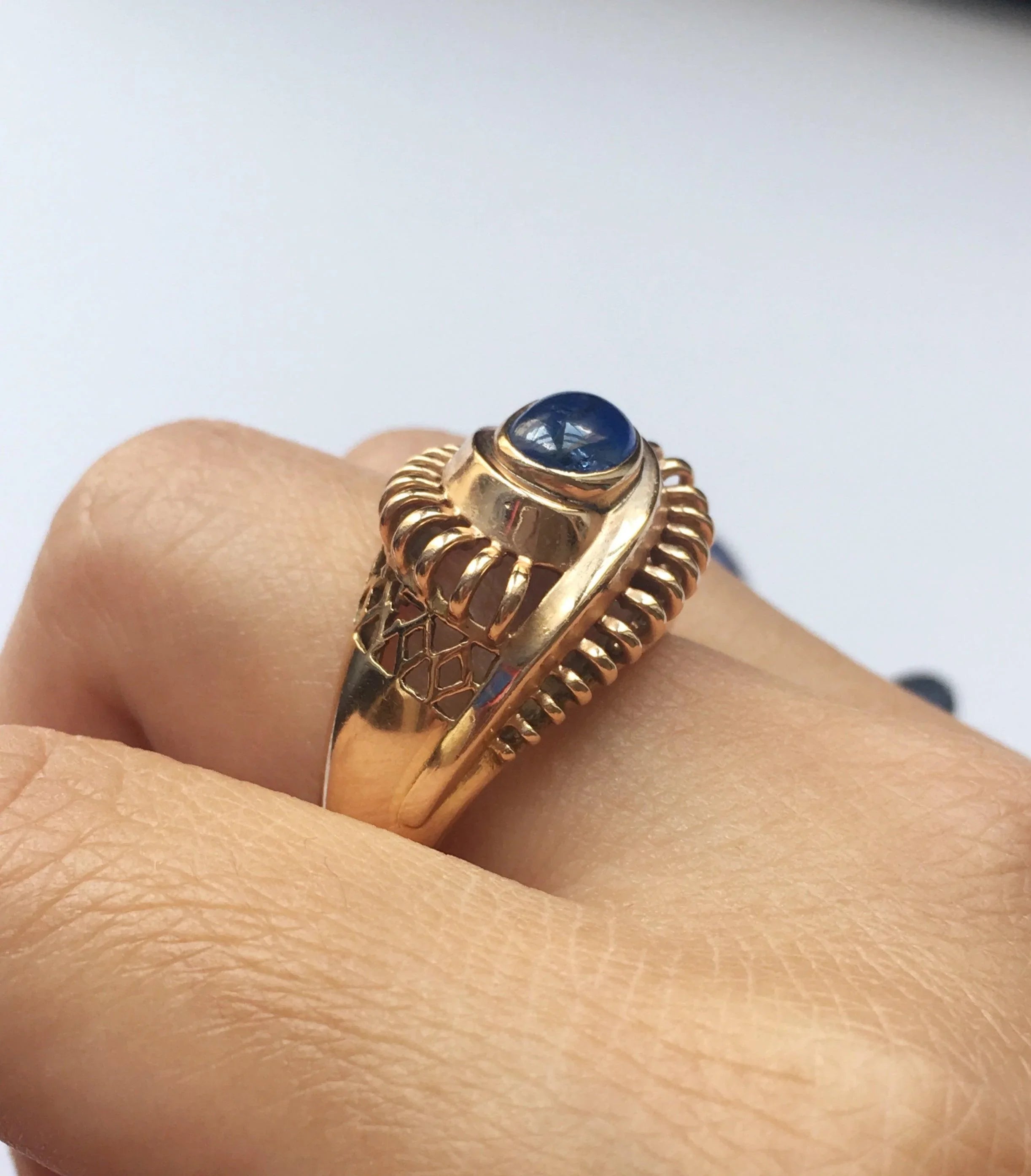 Striking 1950s French 18k yellow gold sapphire tourbillon ring - Curiously timeless