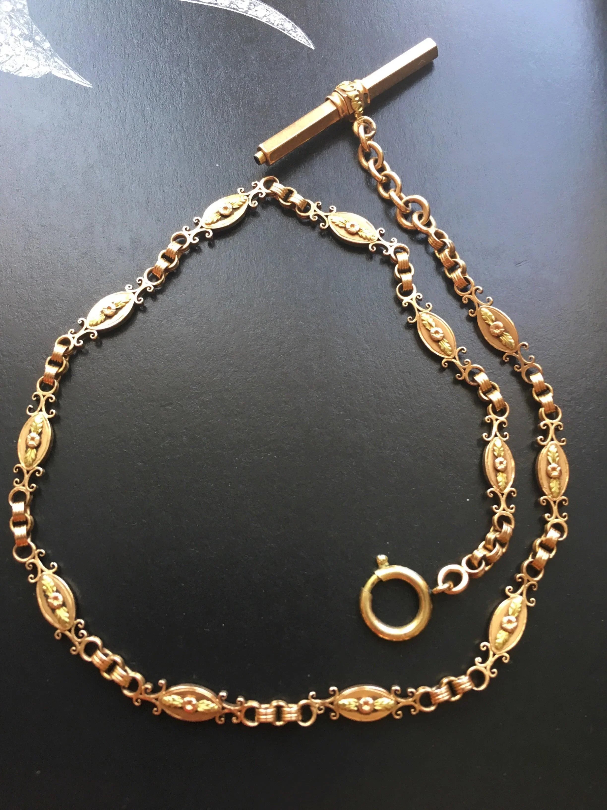Floral & very rare Victorian 18K gold chain with a T-bar - Curiously timeless