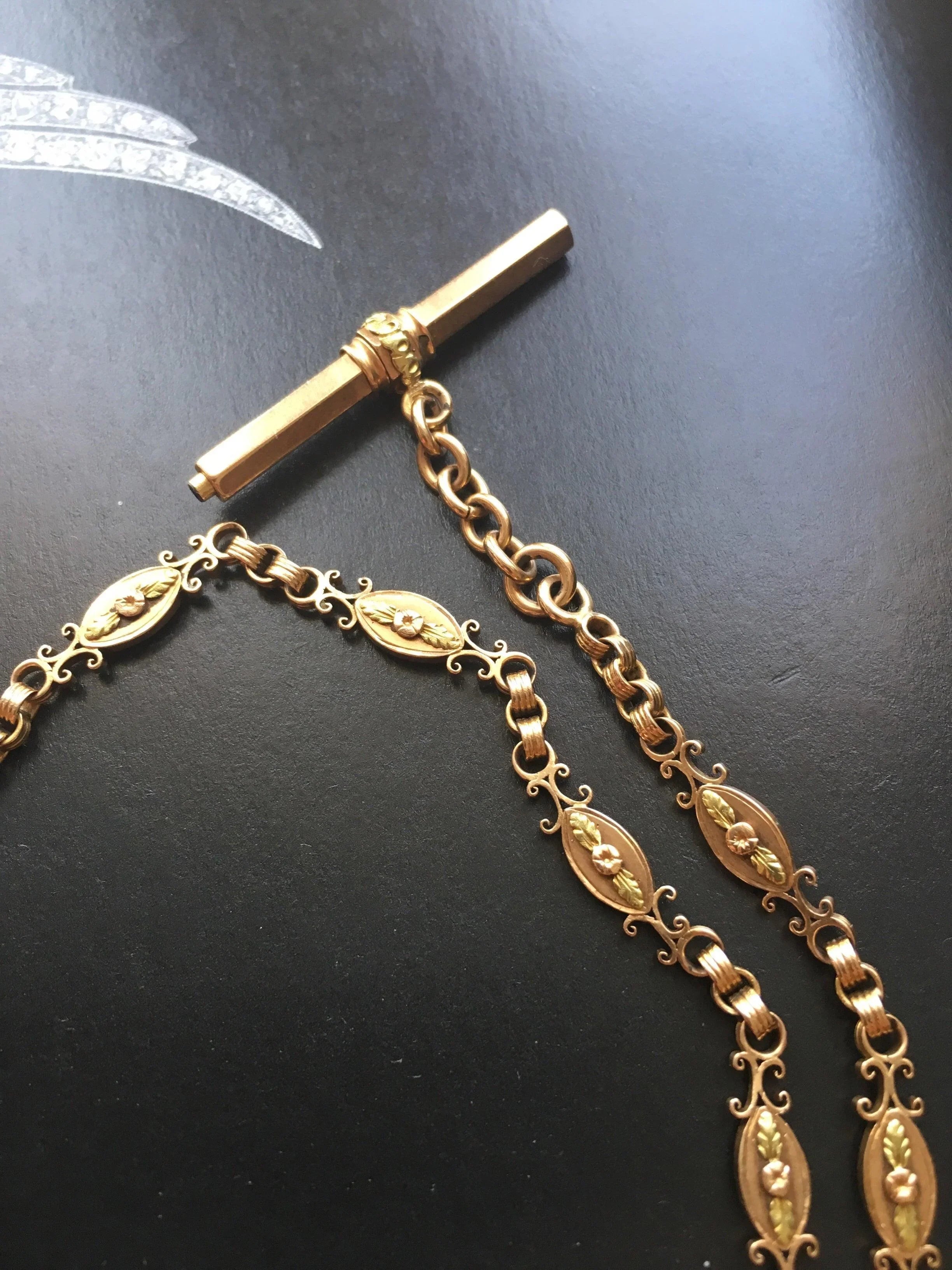 Floral & very rare Victorian 18K gold chain with a T-bar - Curiously timeless