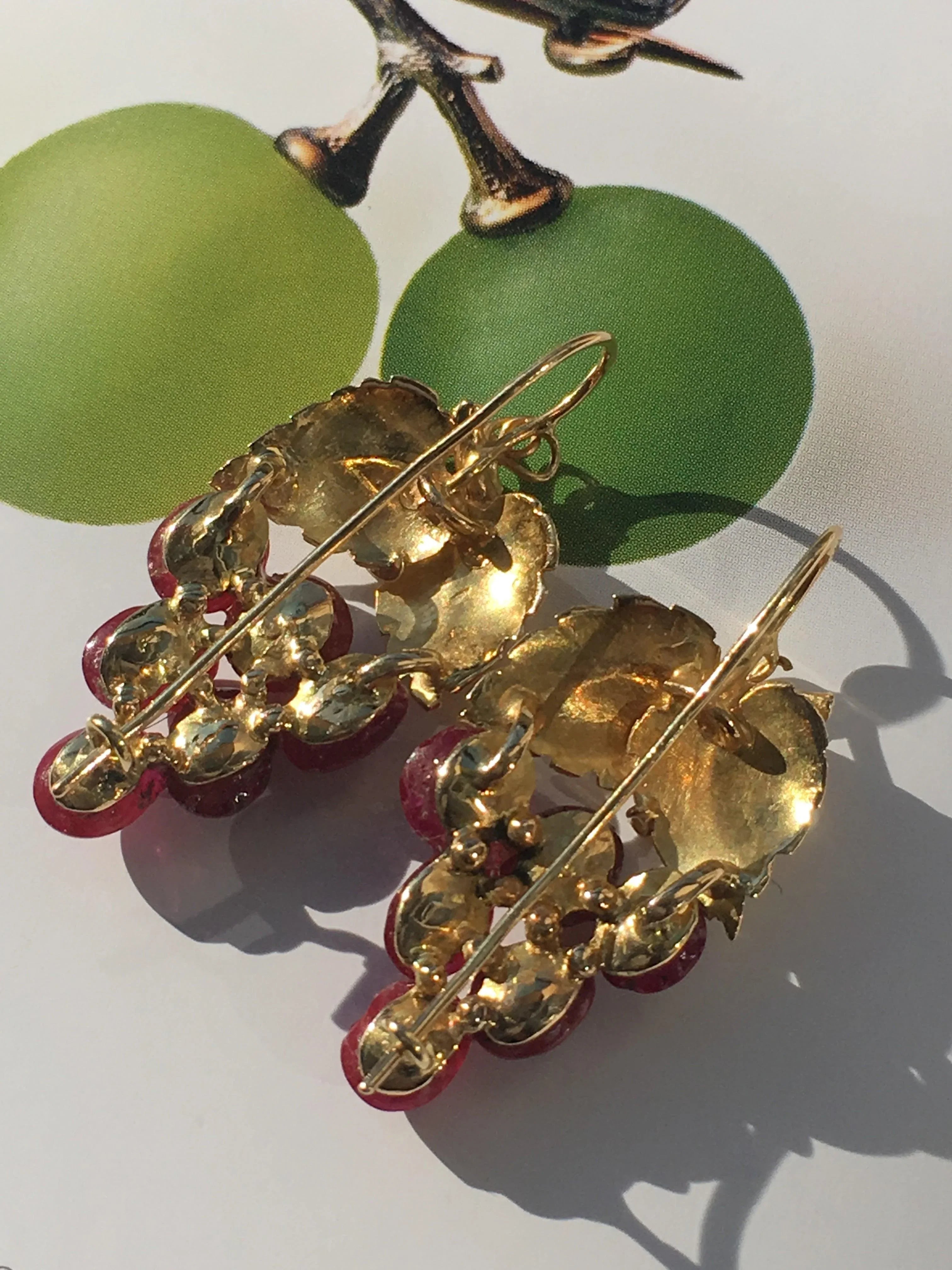 Very juicy ruby cabochon grape earrings in 18K solid gold - Curiously timeless