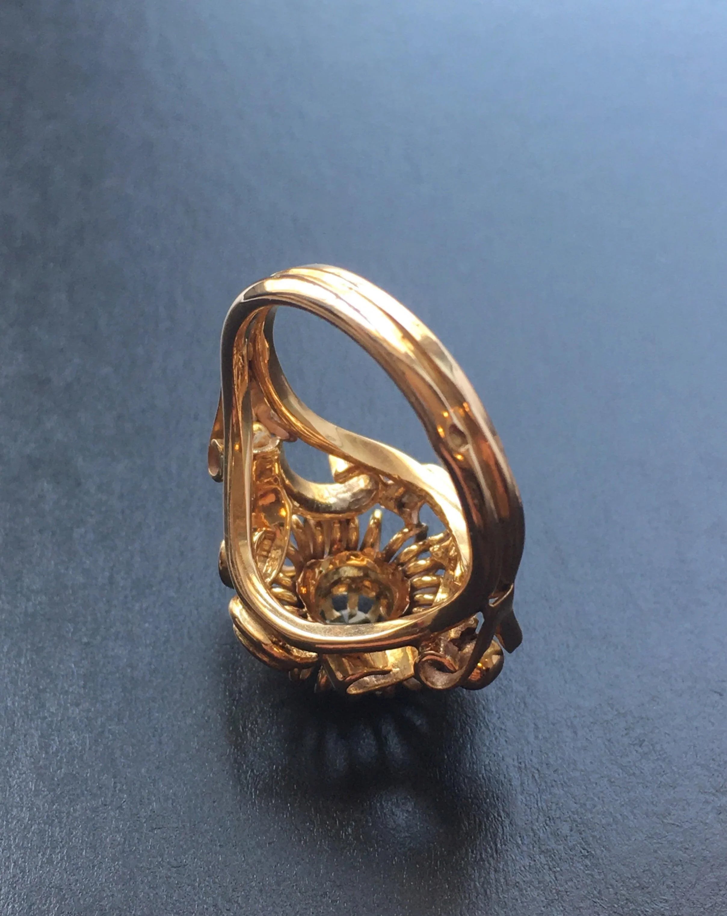 Retro 18K gold sapphire retro dome Cocktail ring - Curiously timeless