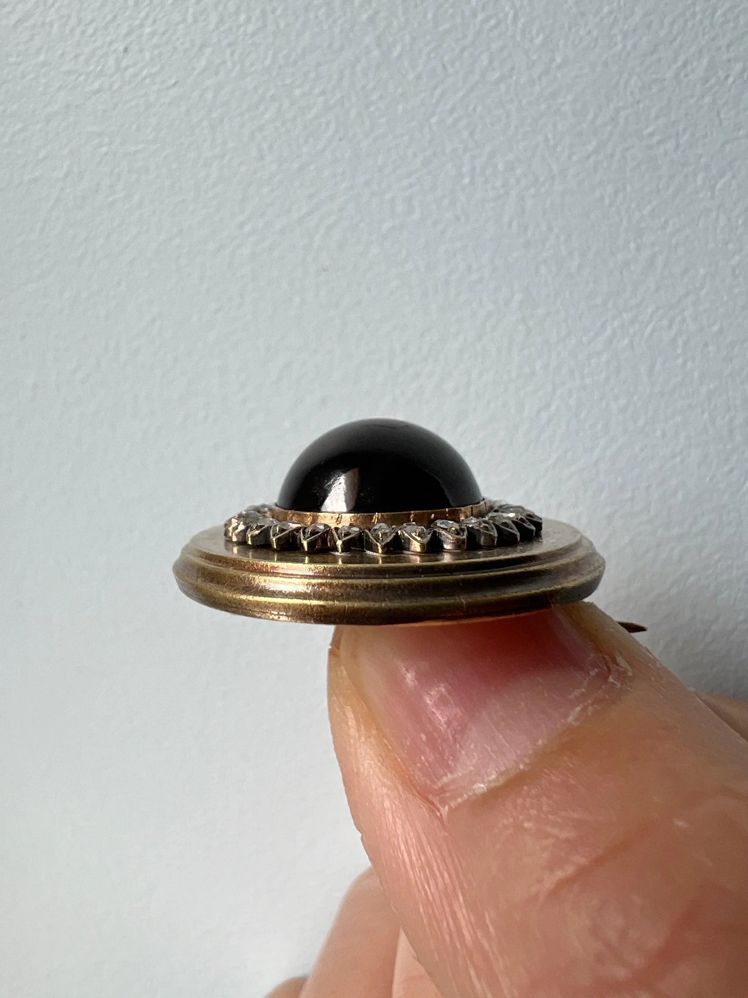 Antique 18K gold garnet cabochon diamond brooch - Curiously timeless