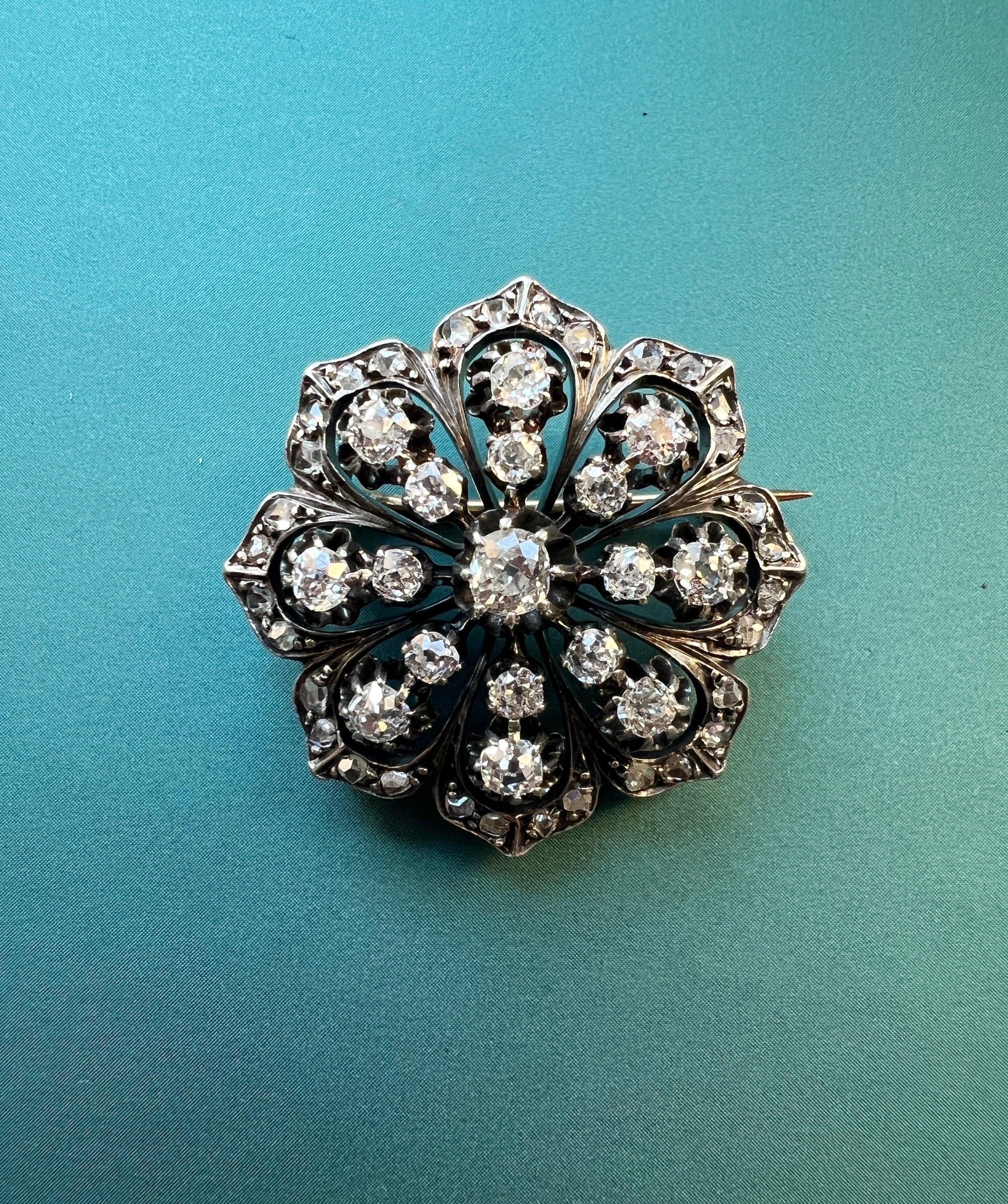 Ultra-sparkling antique 18K gold diamond flower brooch - Curiously timeless
