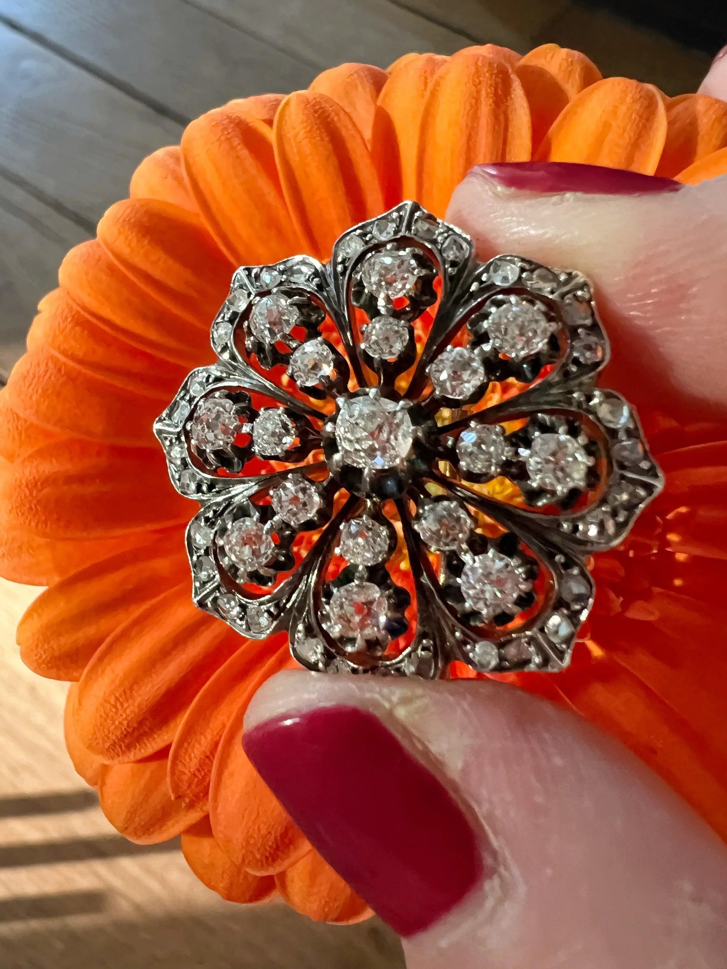 Ultra-sparkling antique 18K gold diamond flower brooch - Curiously timeless