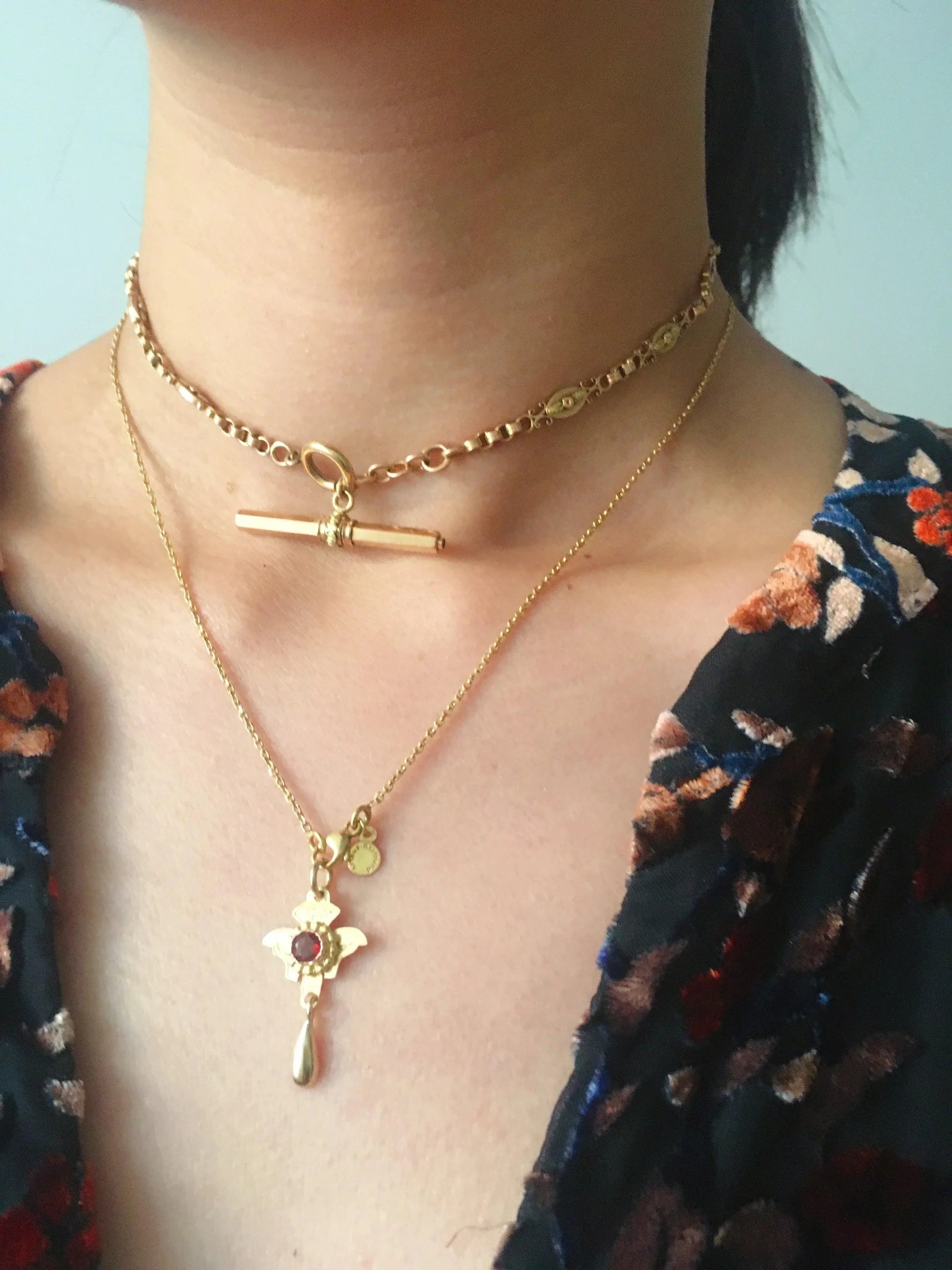 Floral & very rare Victorian 18K gold chain with a T-bar - Curiously timeless