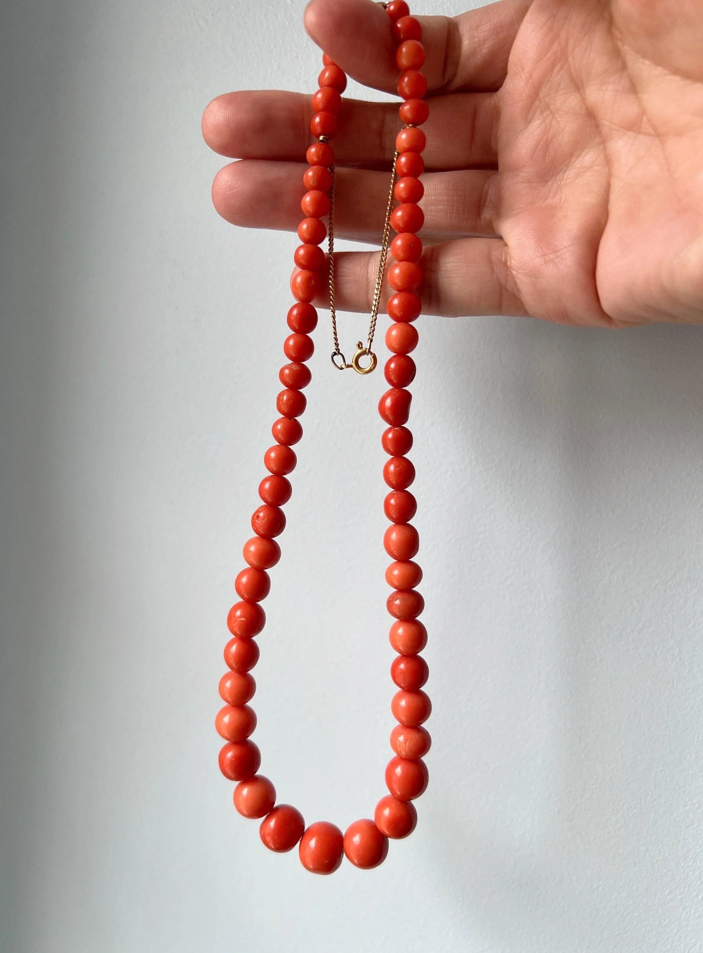Natural coral beads necklace with 18K gold clasp - Curiously timeless