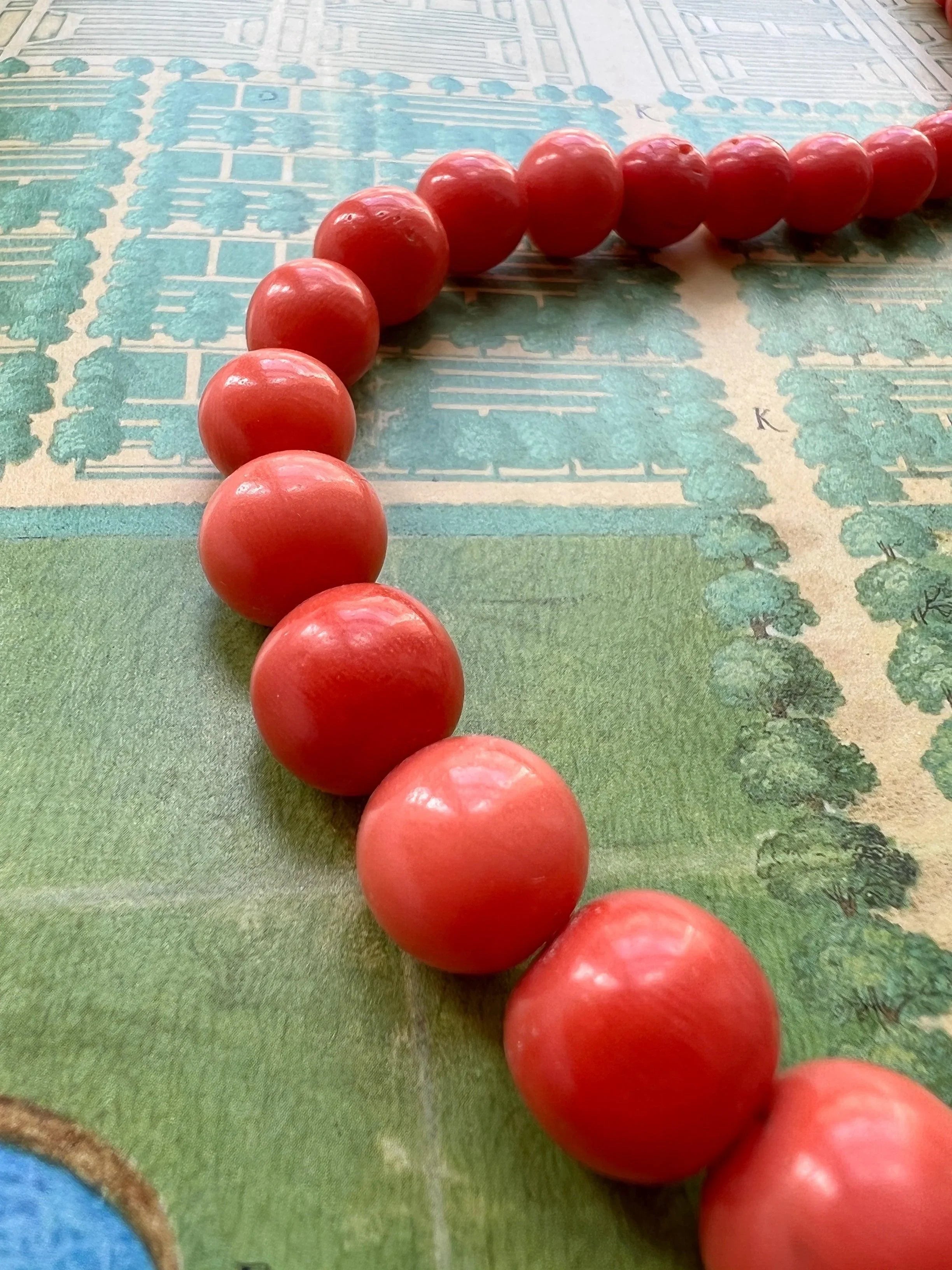 Natural coral beads necklace with 18K gold clasp - Curiously timeless