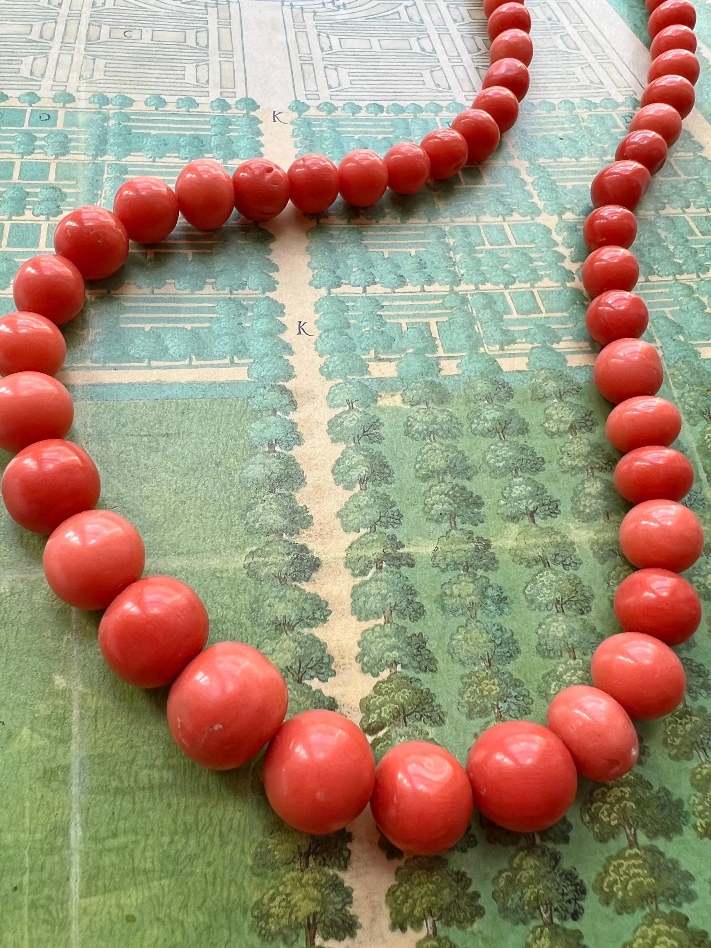 Natural coral beads necklace with 18K gold clasp - Curiously timeless