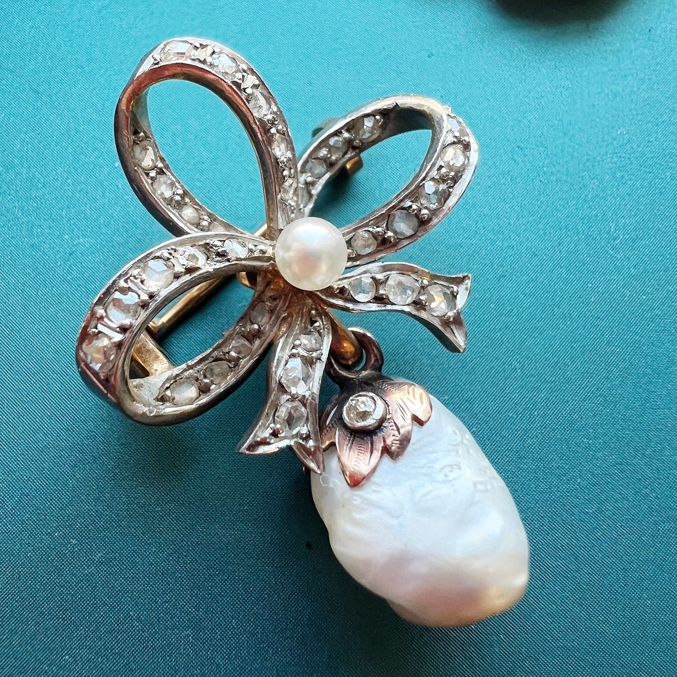 Elegant 18K White Gold Octopus Pearl Diamond Brooch For Sale at