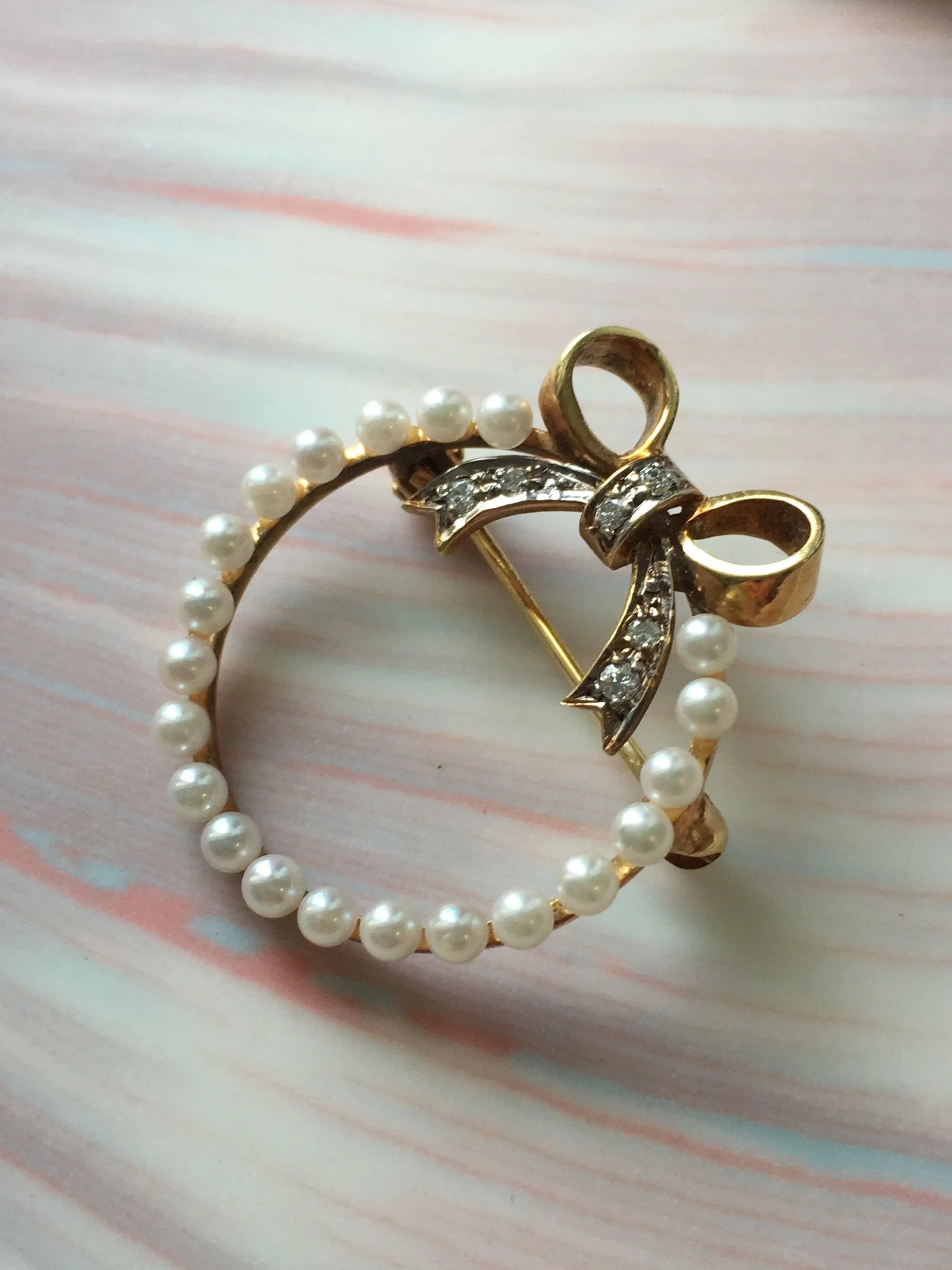 Very sweet 14K gold pearl diamonds bow brooch - Curiously timeless