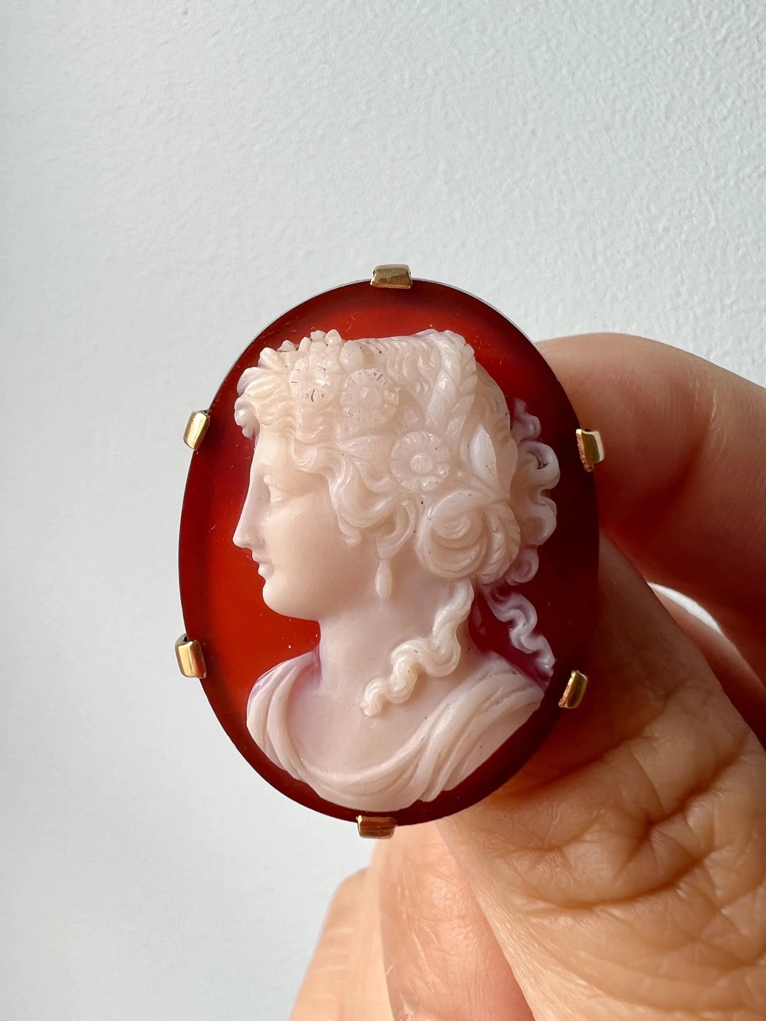 French Antique 18K gold agate female portrait cameo brooch - Curiously timeless