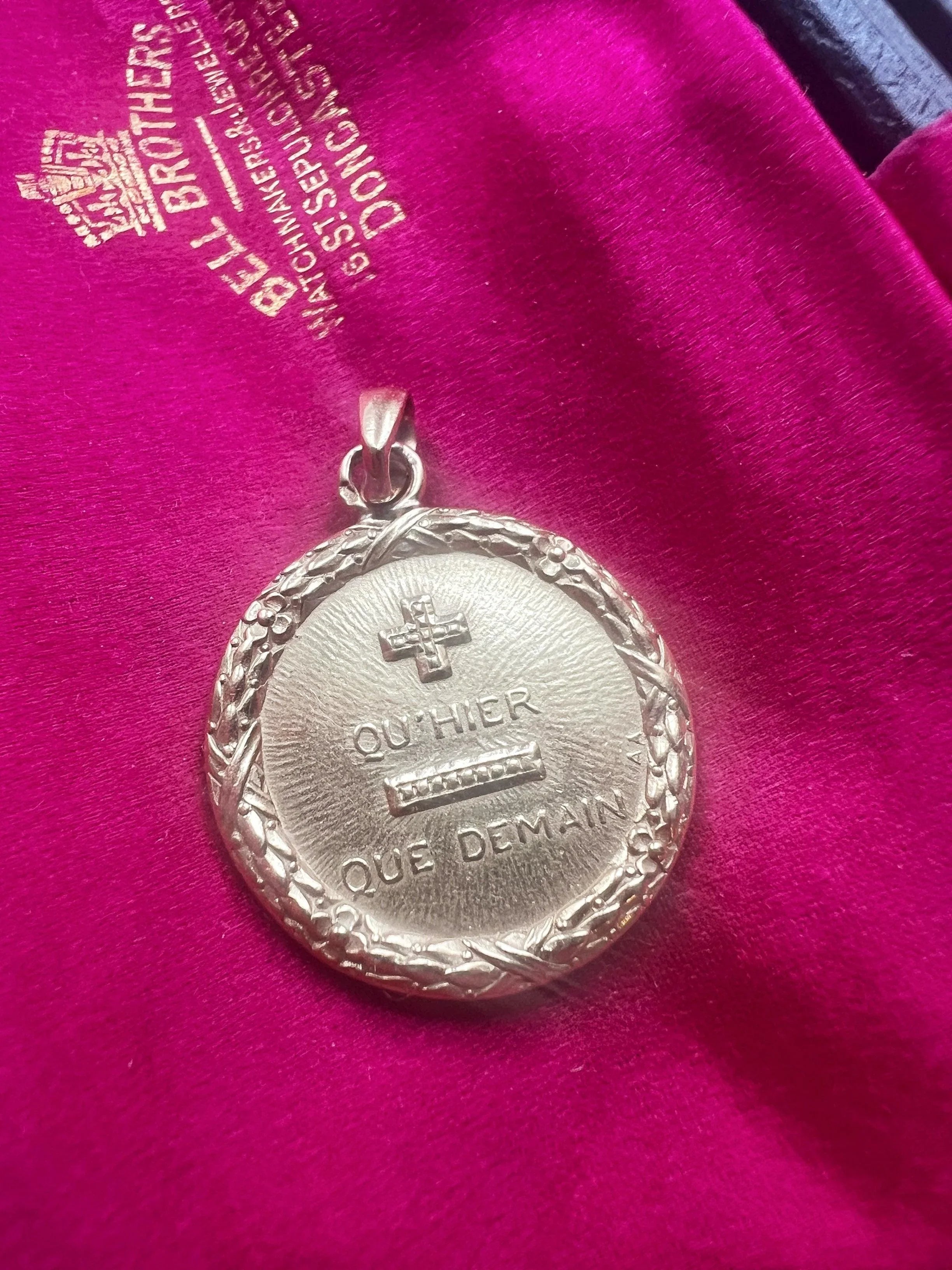 Large Vintage 18K gold Augis “more than yesterday less than tomorrow” love medal - Curiously timeless