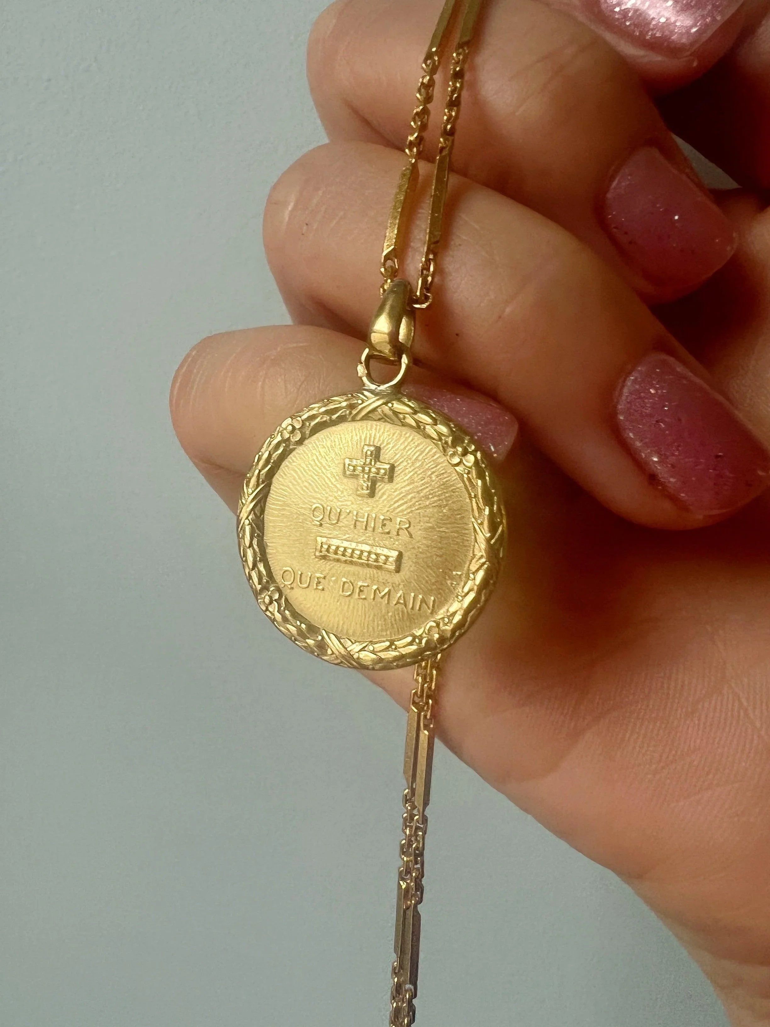 Large Vintage 18K gold Augis “more than yesterday less than tomorrow” love medal - Curiously timeless