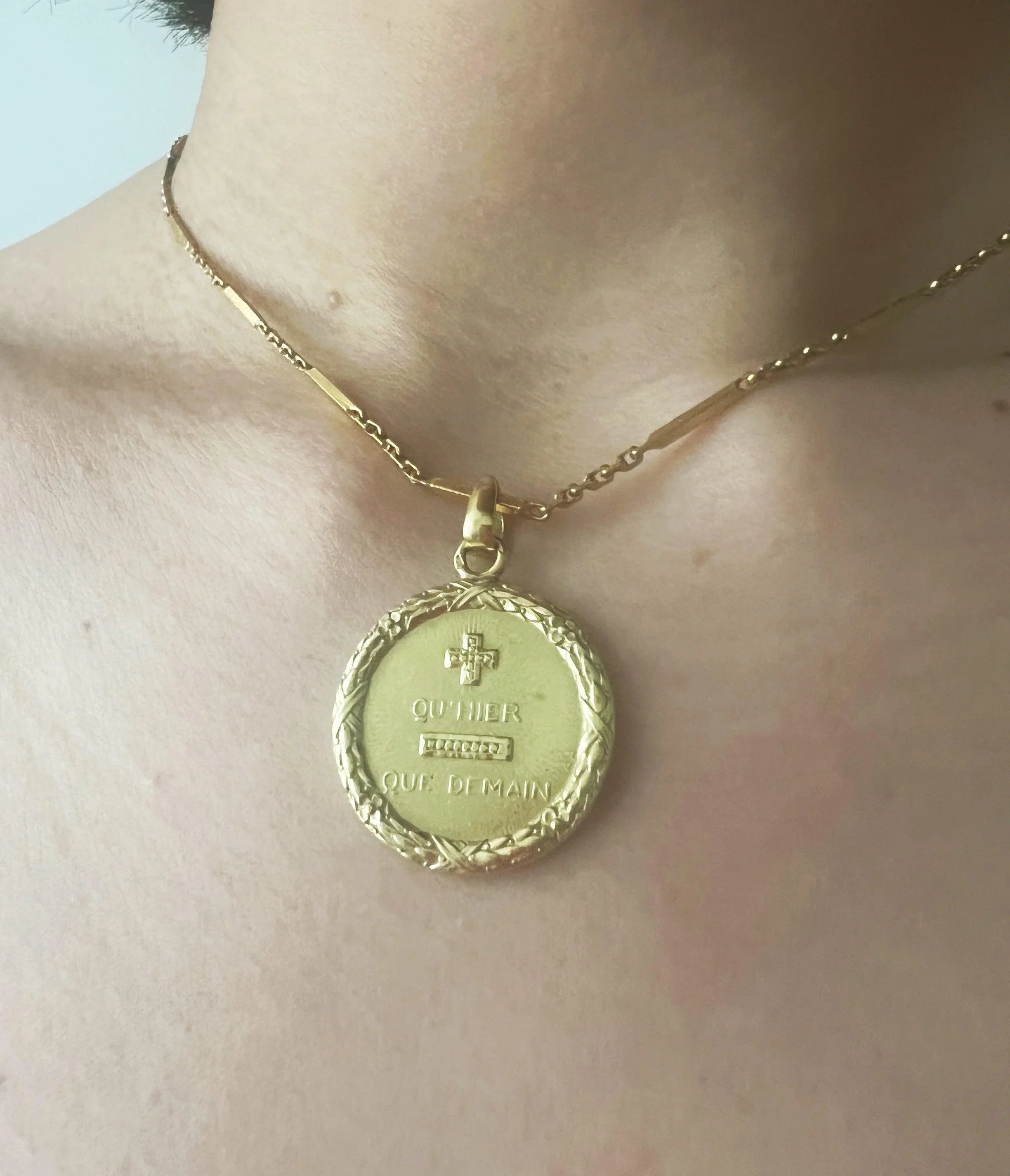 Large Vintage 18K gold Augis “more than yesterday less than tomorrow” love medal - Curiously timeless