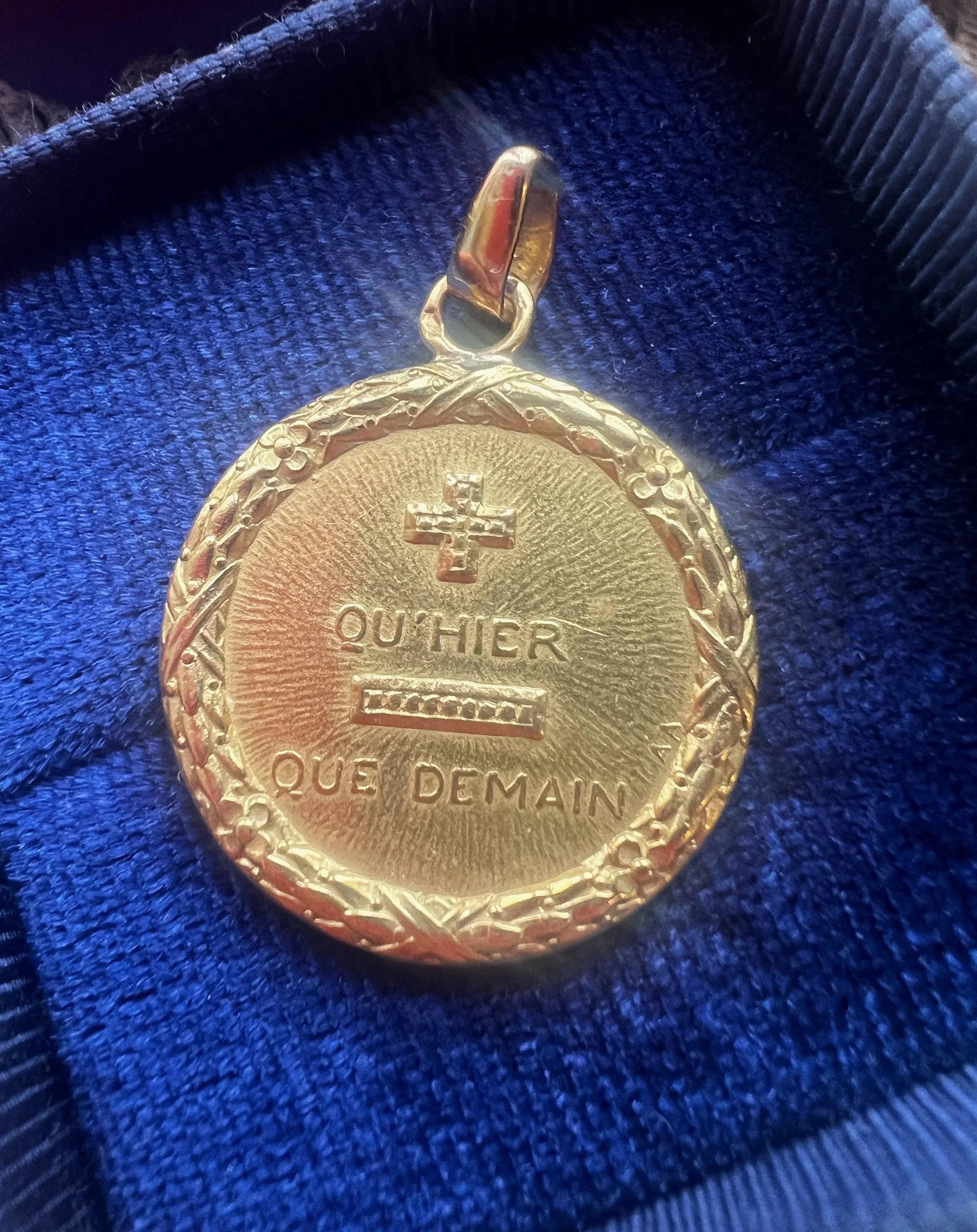 Large Vintage 18K gold Augis “more than yesterday less than tomorrow” love medal - Curiously timeless