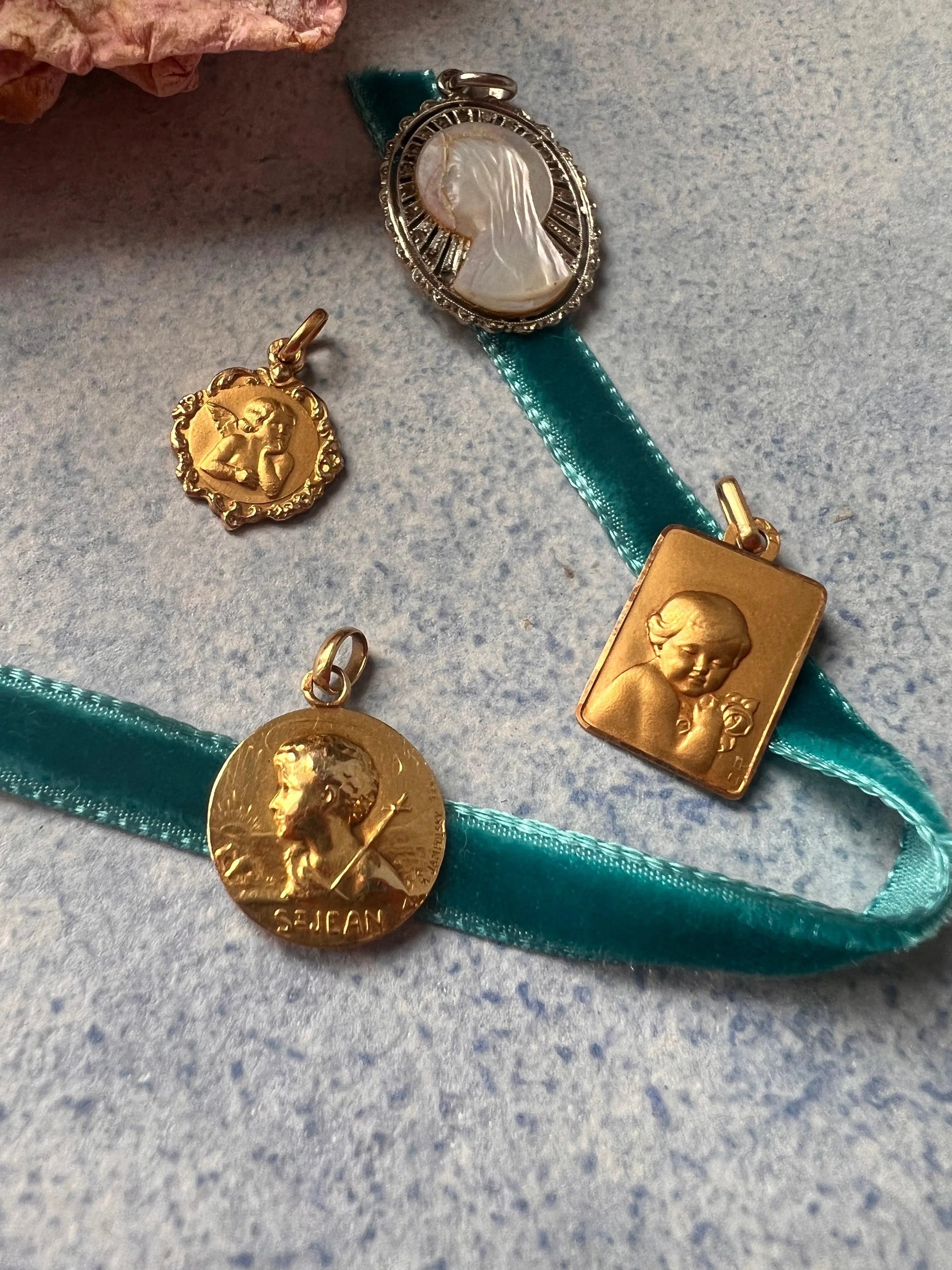 Rare French antique 18K gold medal signed by Michel Jampolsky Young John the Baptist - Curiously timeless