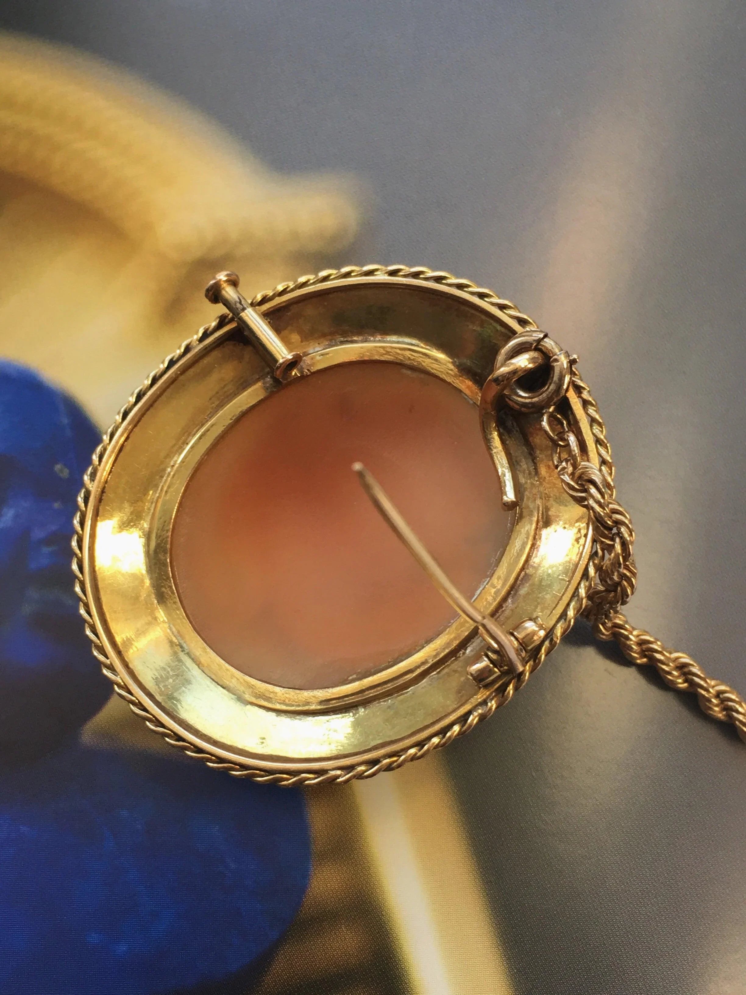 Refined French antique high relief 18K gold angel cameo pendant & brooch - Curiously timeless