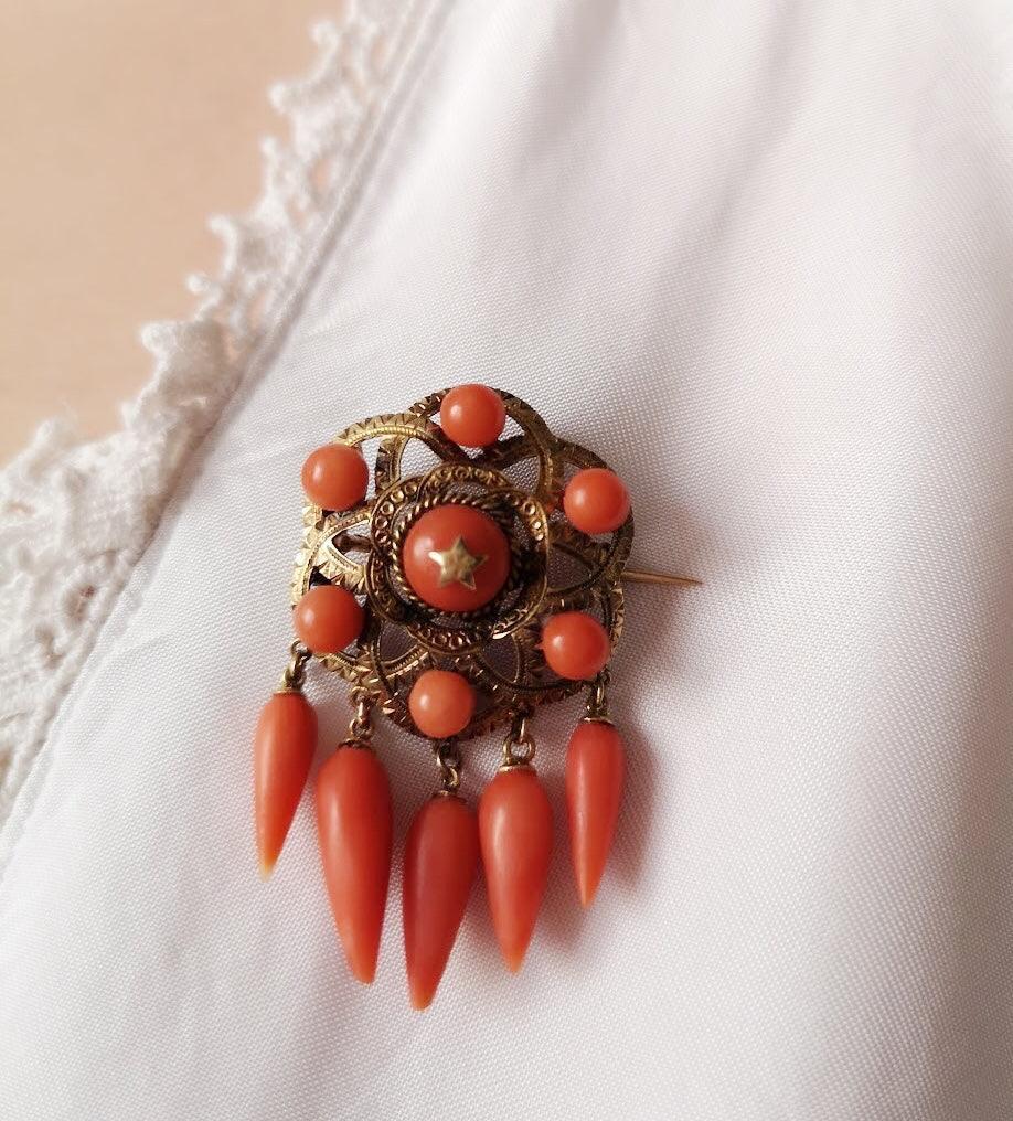 Antique 18k gold coral star brooch - Curiously timeless