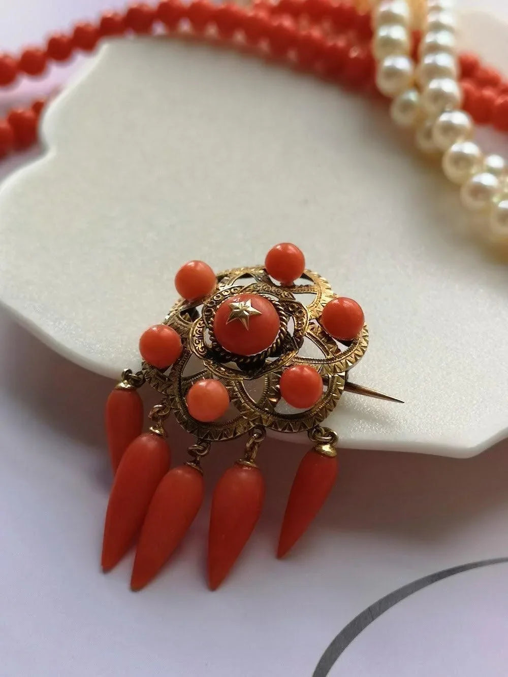 Antique 18k gold coral star brooch - Curiously timeless