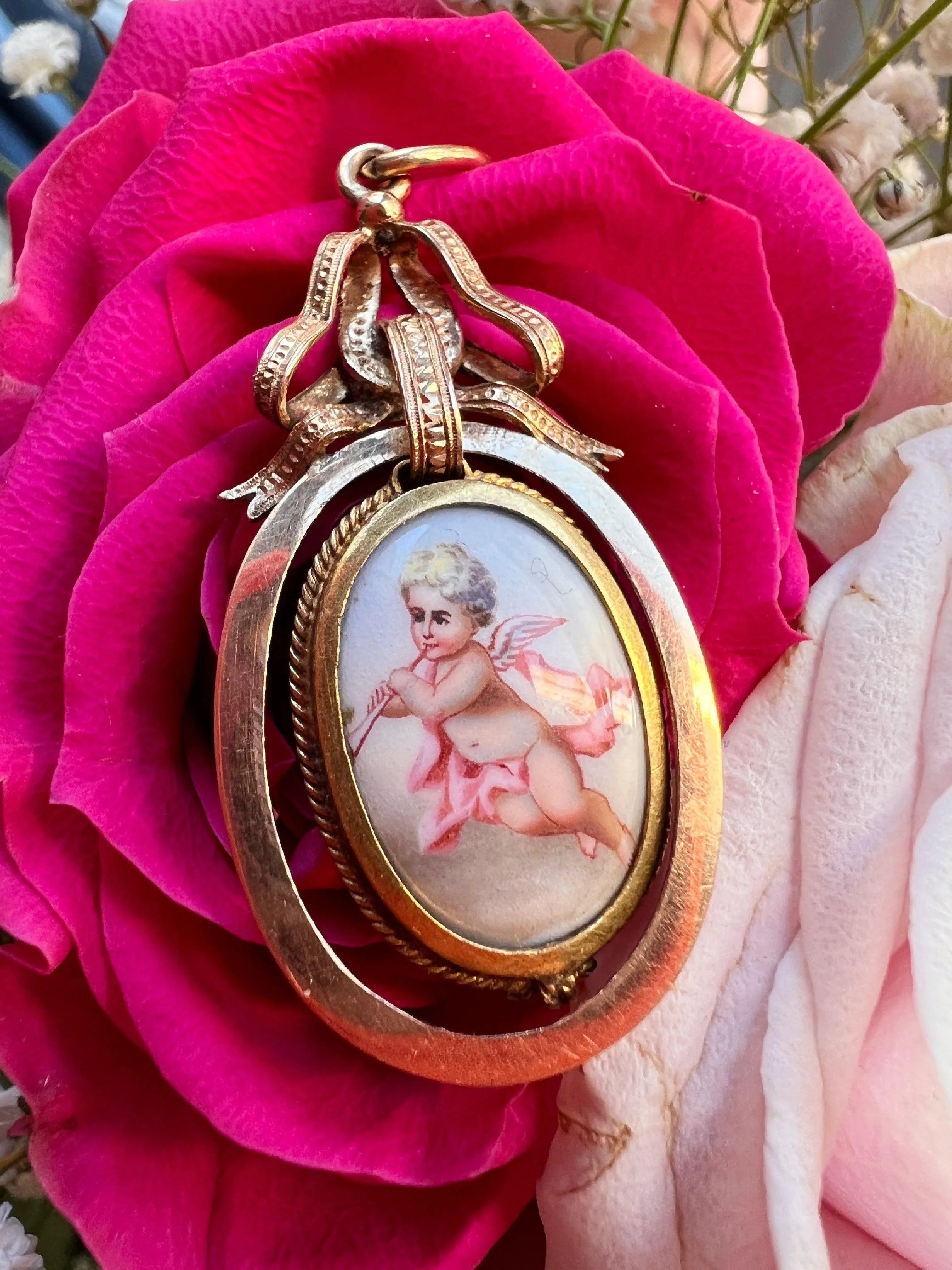 Very lovely French antique 18K gold enameled musician angel bow pendant - Curiously timeless