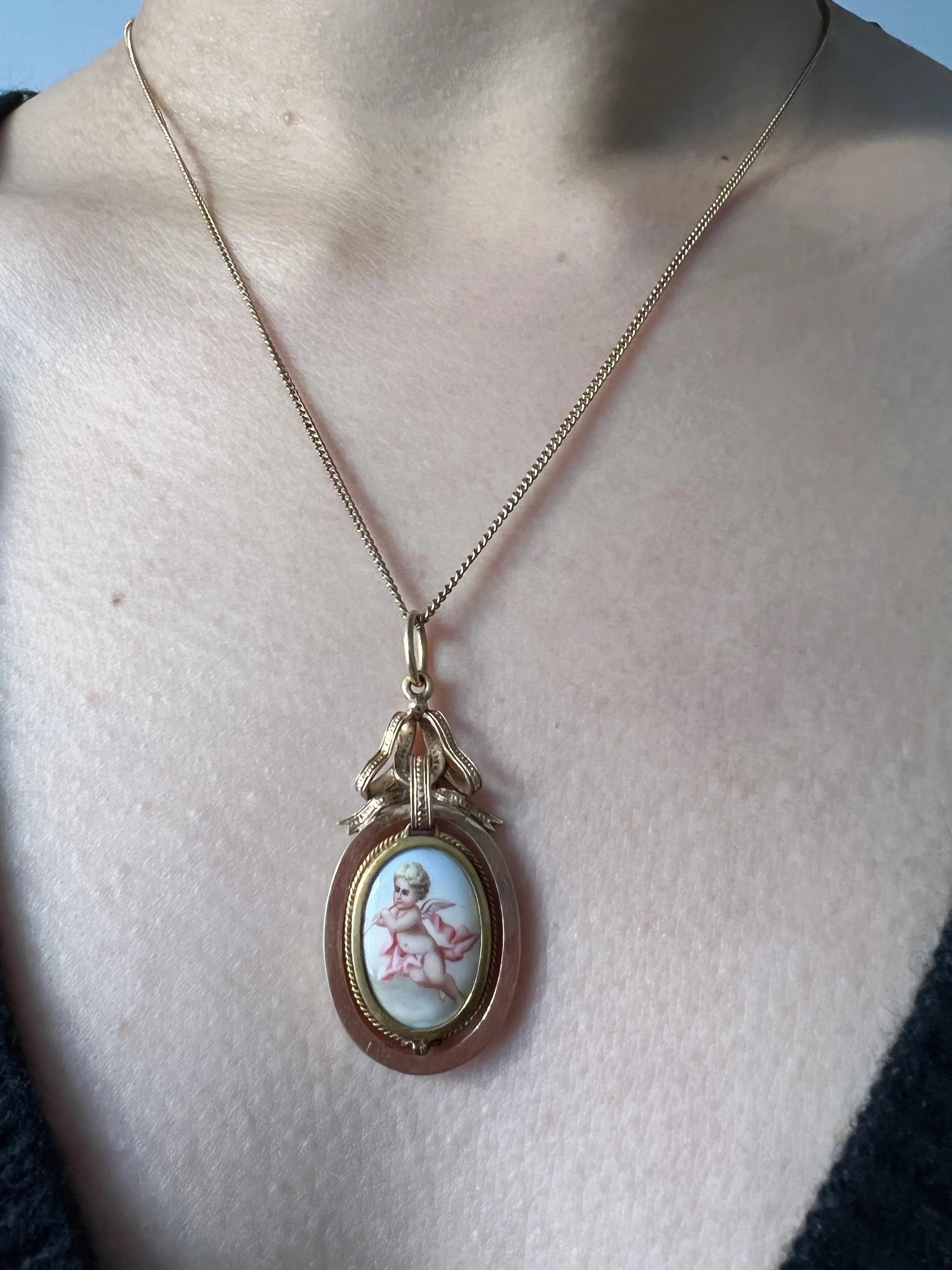 Very lovely French antique 18K gold enameled musician angel bow pendant - Curiously timeless