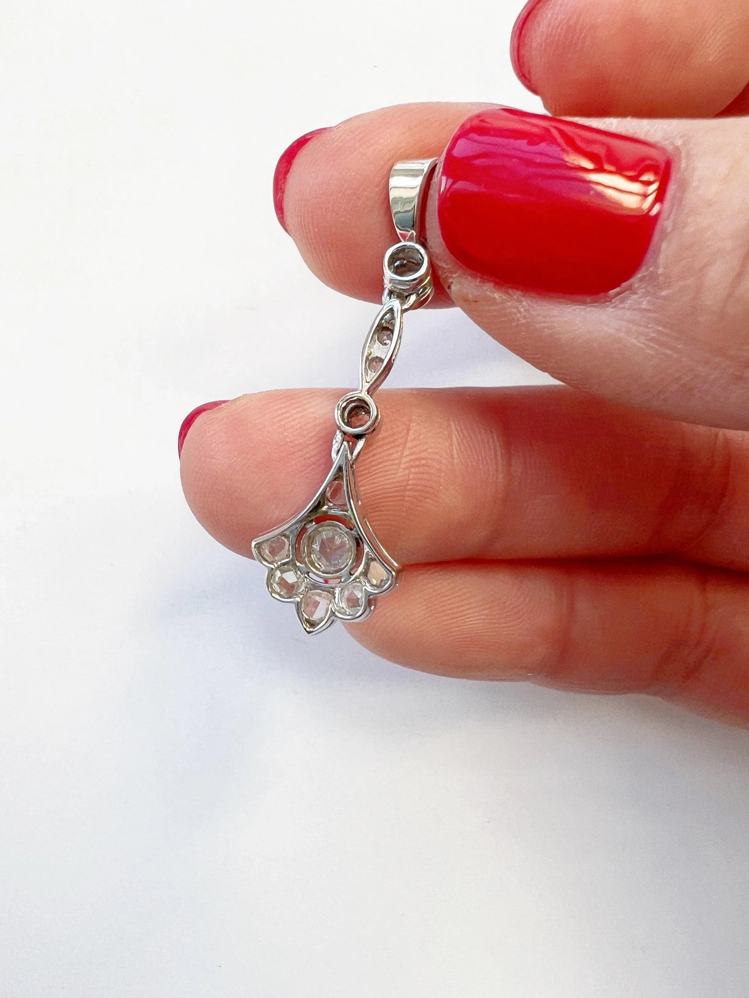 Articulated 18K white gold rose cut diamond flower pendant - Curiously timeless