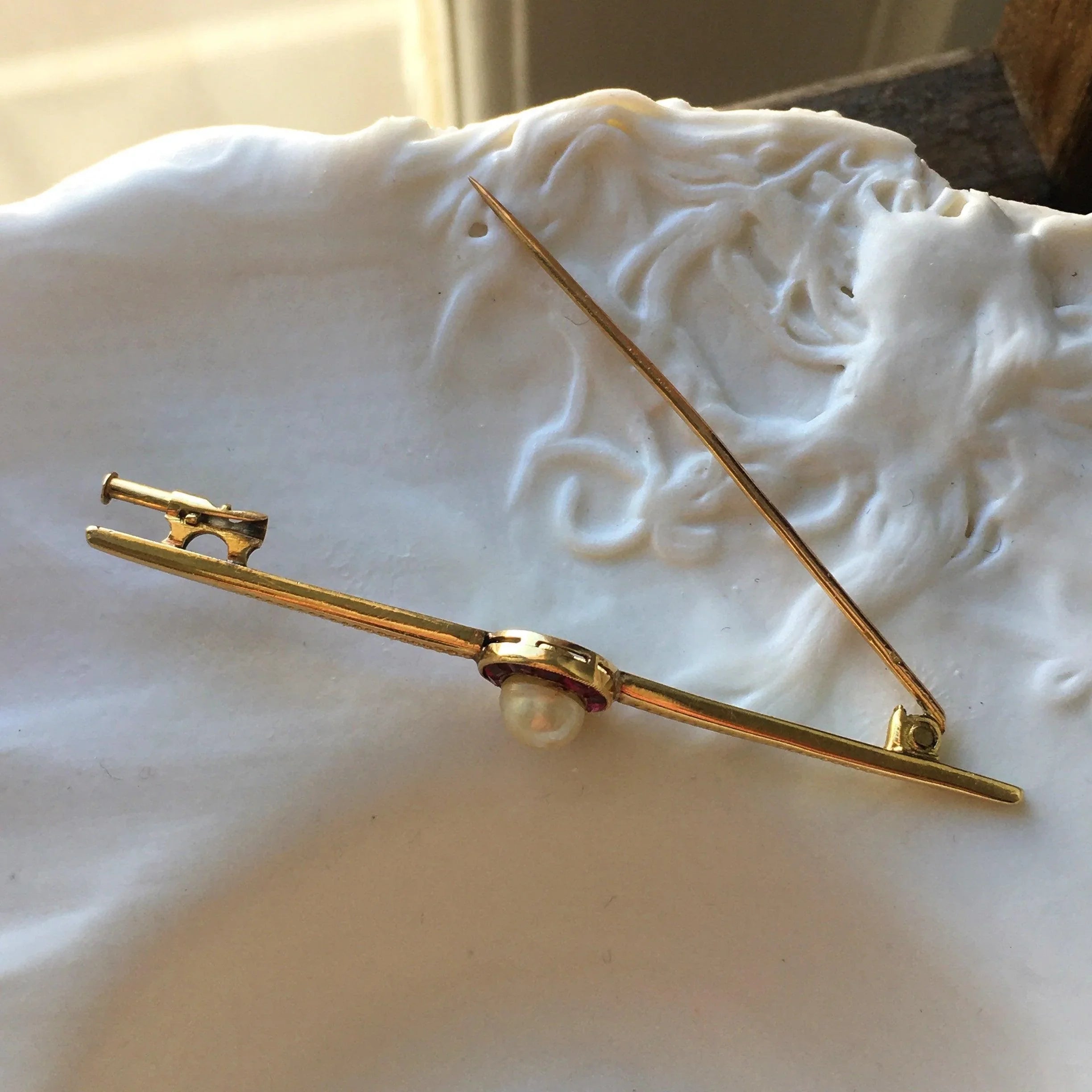 Timelessly chic Art Deco Ruby Pearl Bar Brooch in 18K solid gold - Curiously timeless