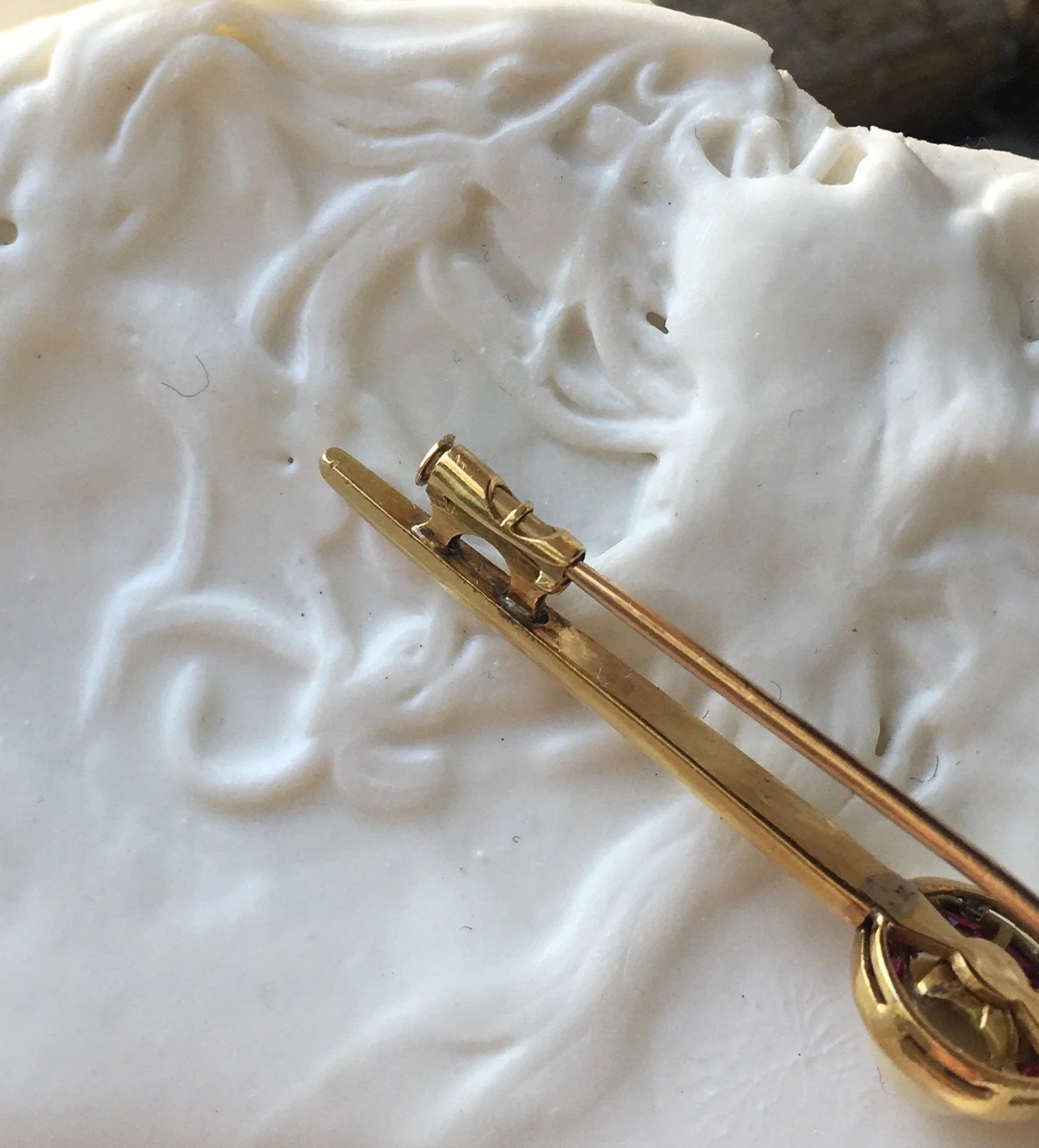 Timelessly chic Art Deco Ruby Pearl Bar Brooch in 18K solid gold - Curiously timeless