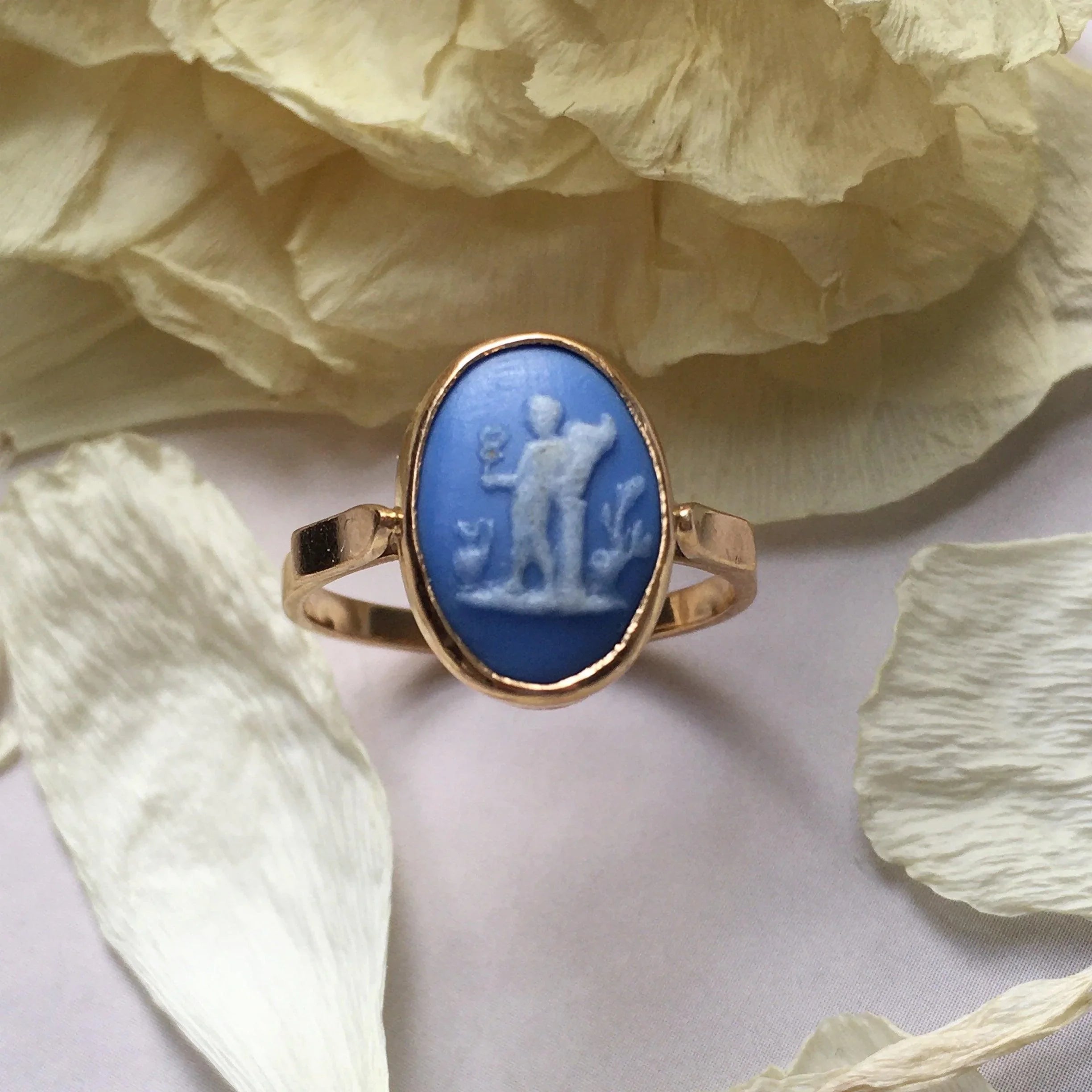Antique Wedgwood blue cameo Mercury with caduceus 18K gold ring - Curiously timeless
