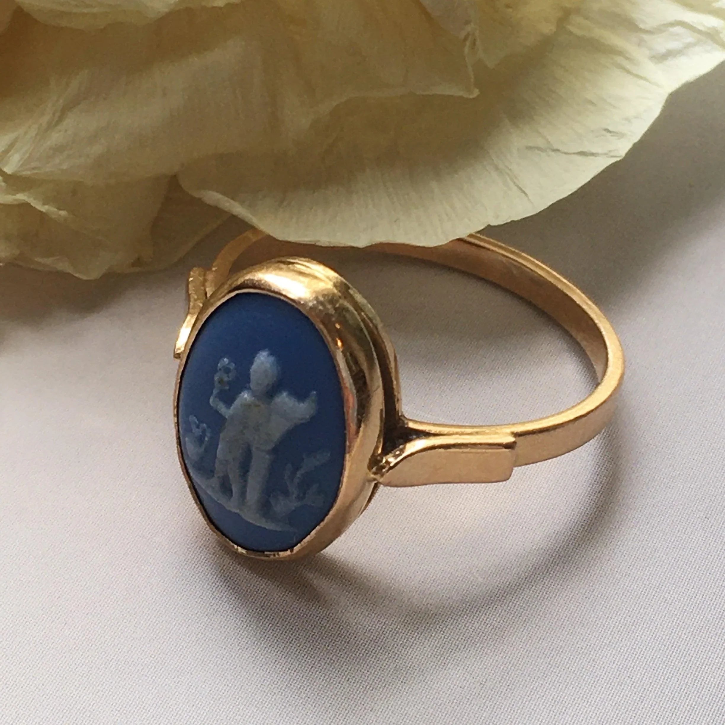 Antique Wedgwood blue cameo Mercury with caduceus 18K gold ring - Curiously timeless