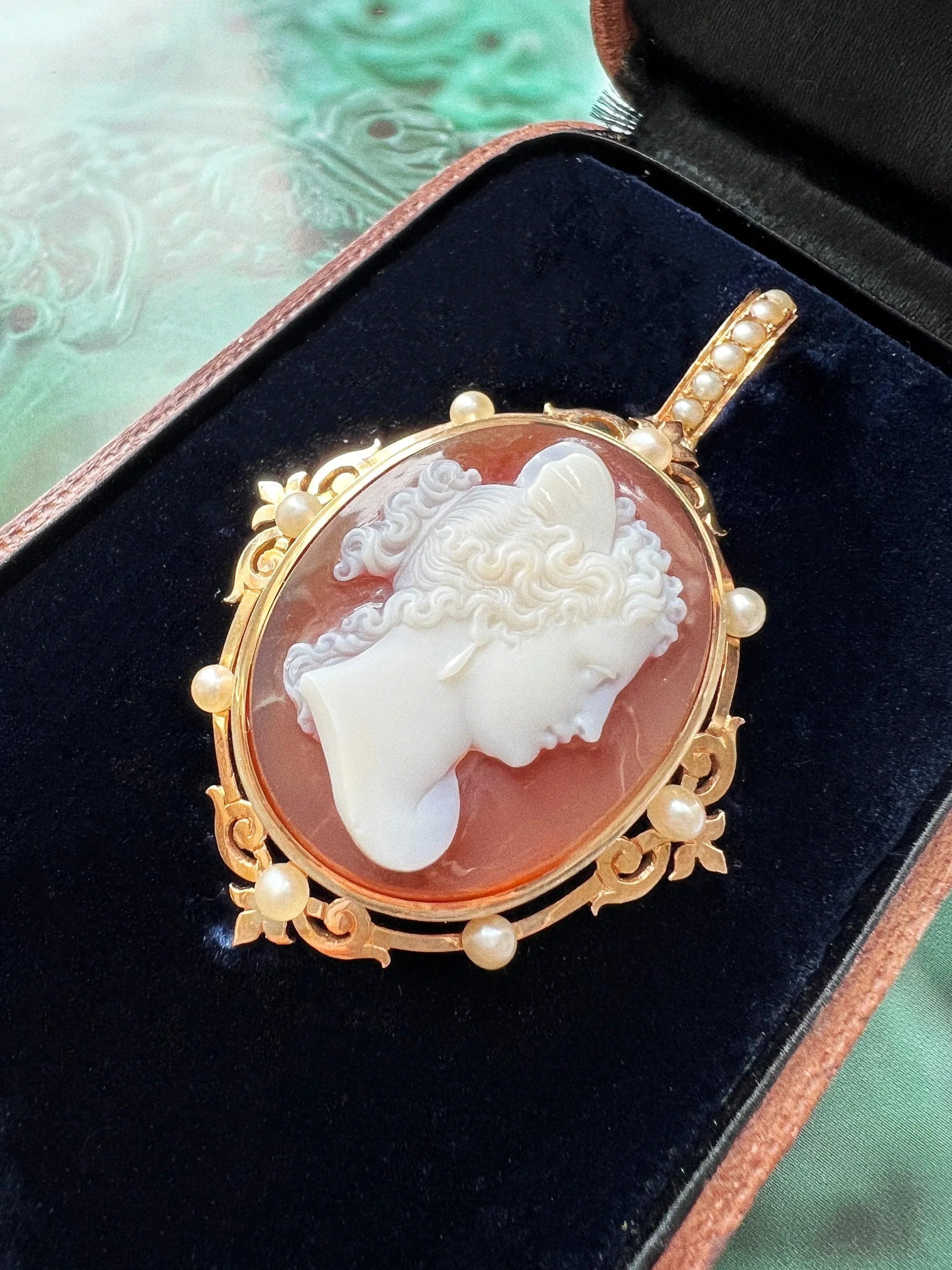 Boxed Victorian era 18K gold natural pearls agate cameo pendant brooch - Curiously timeless
