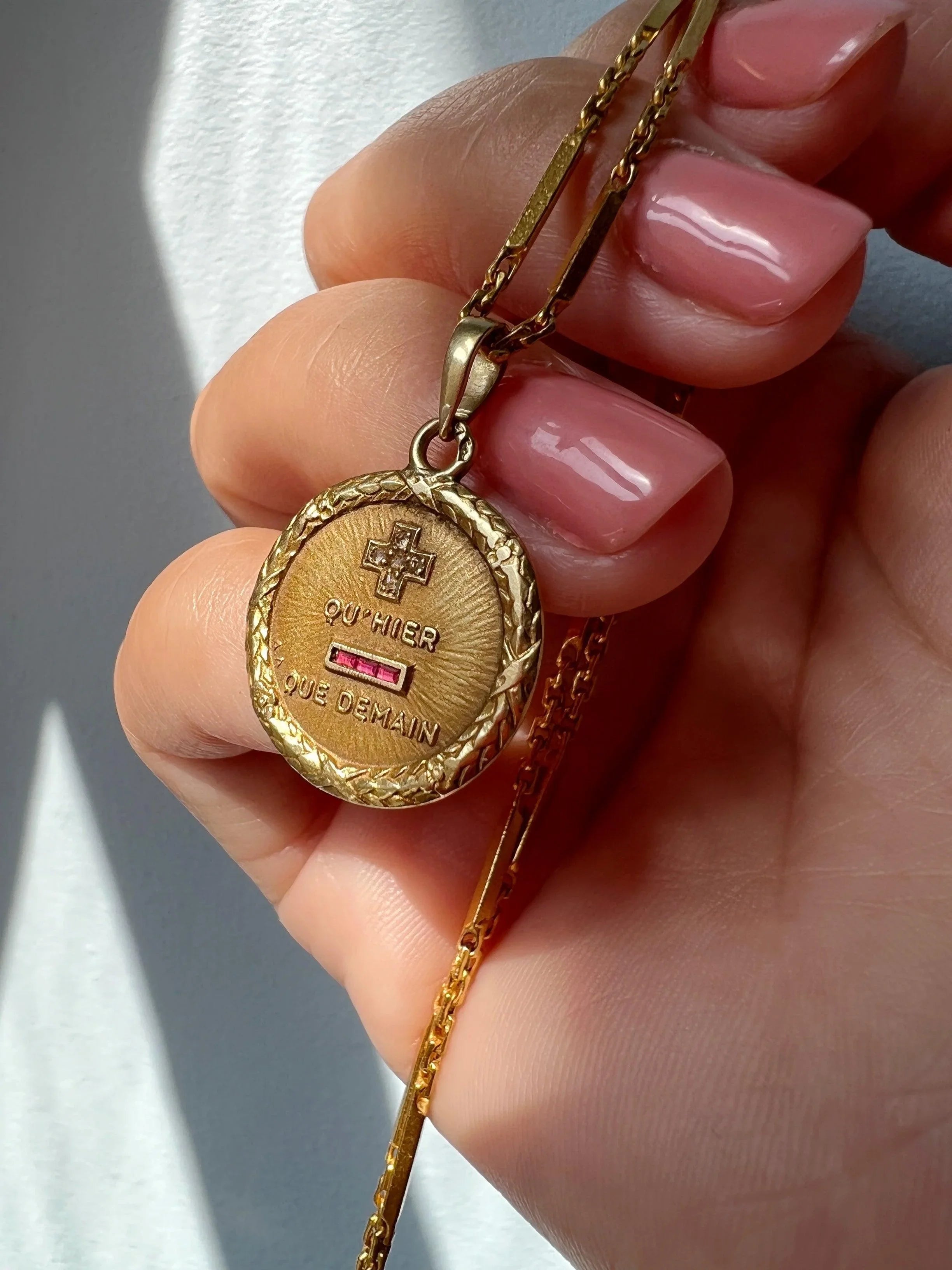 Vintage Augis 18K gold love medal pendant - Curiously timeless
