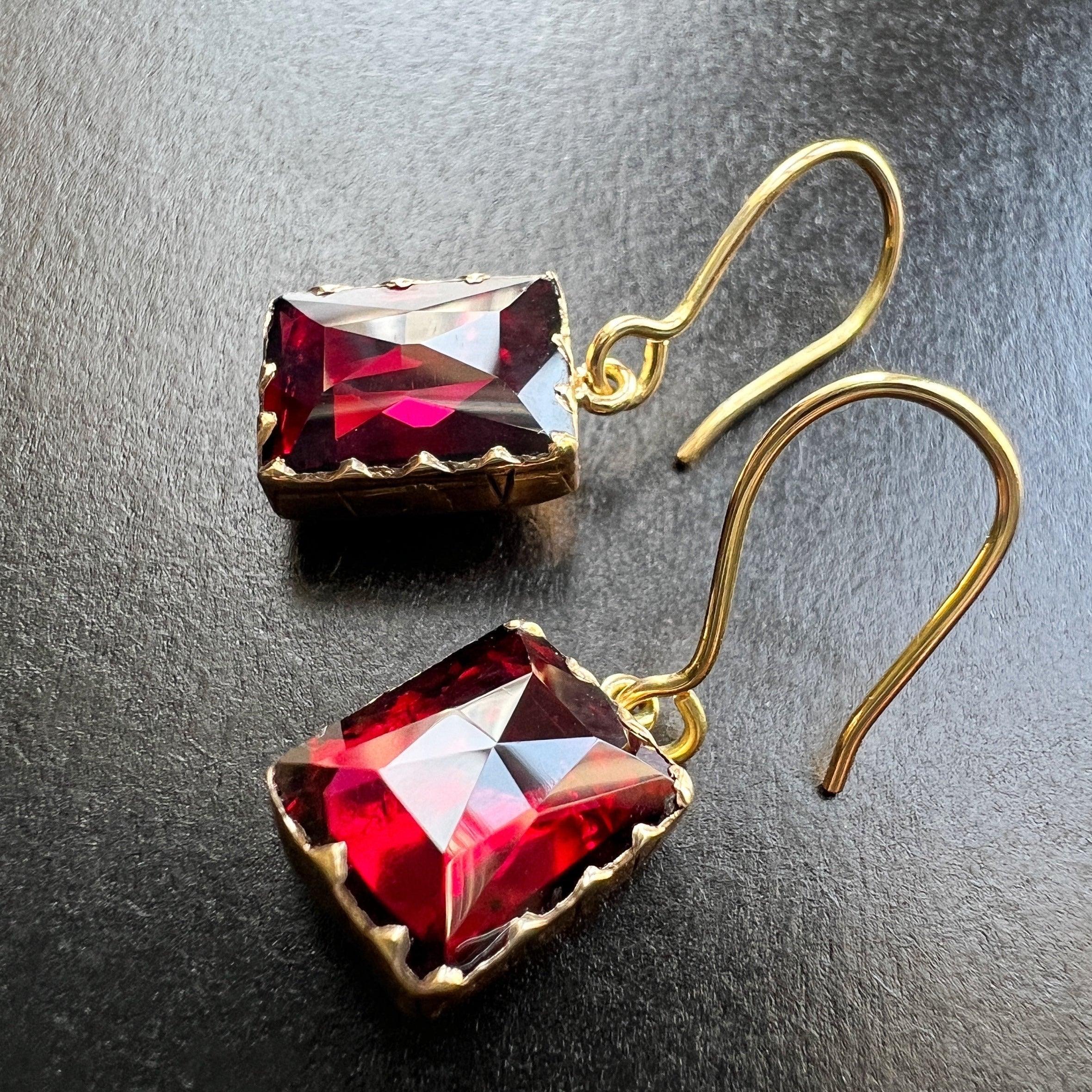Victorian era 18K gold French Perpignan garnet earrings - Curiously timeless