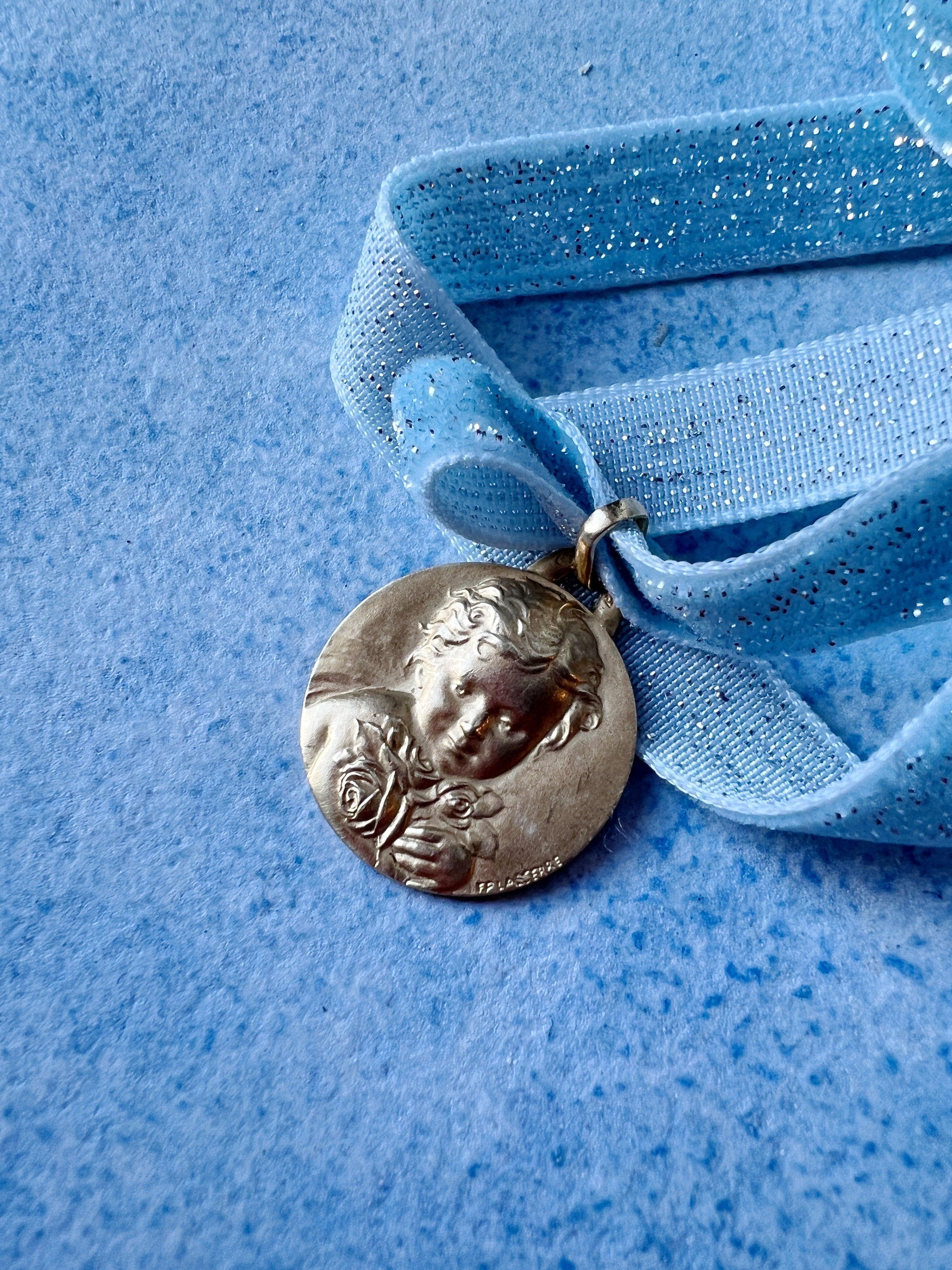 Beautiful French antique 18K gold angel rose medal pendant signed LASSERRE - Curiously timeless