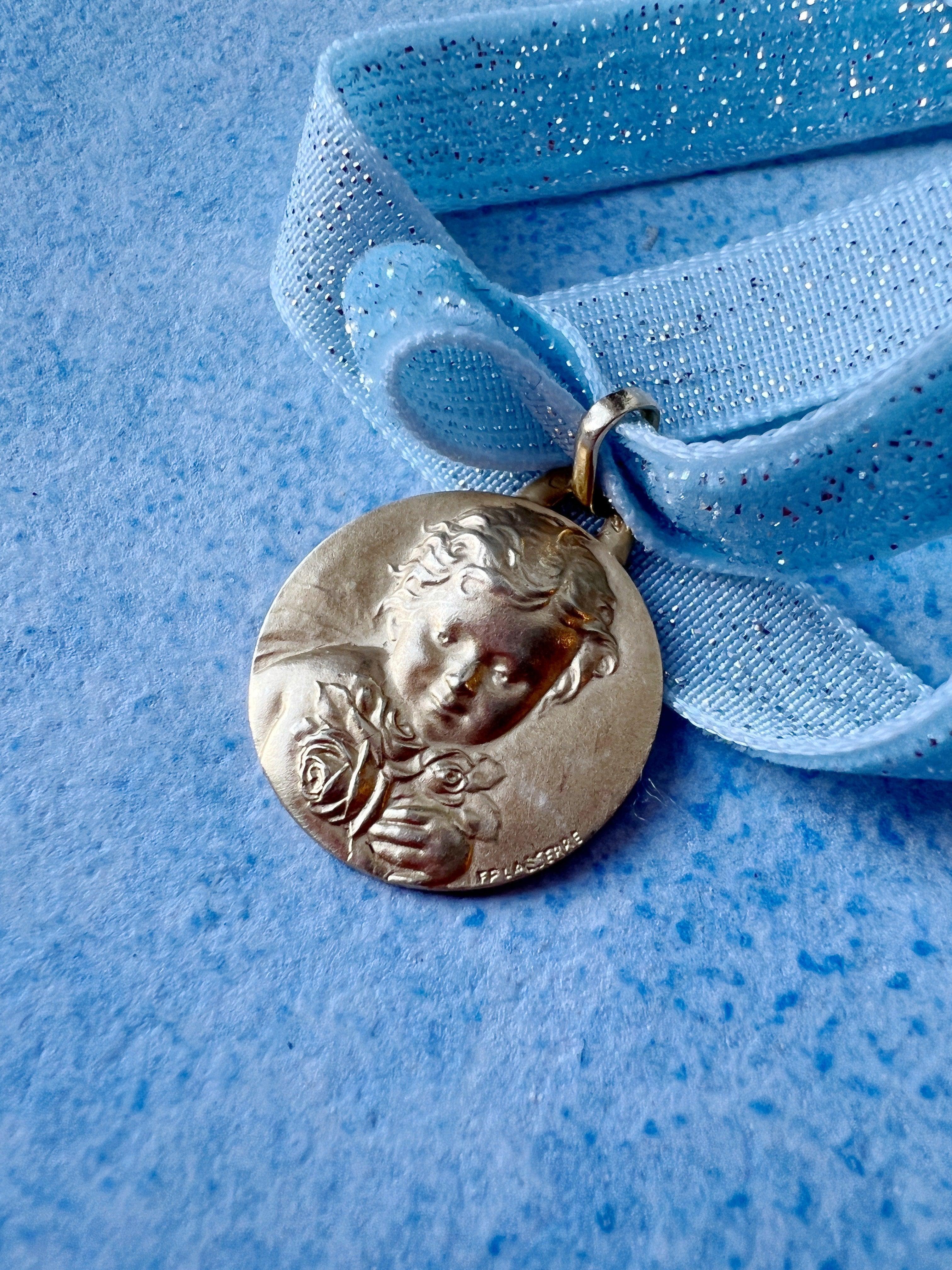 Beautiful French antique 18K gold angel rose medal pendant signed LASSERRE - Curiously timeless