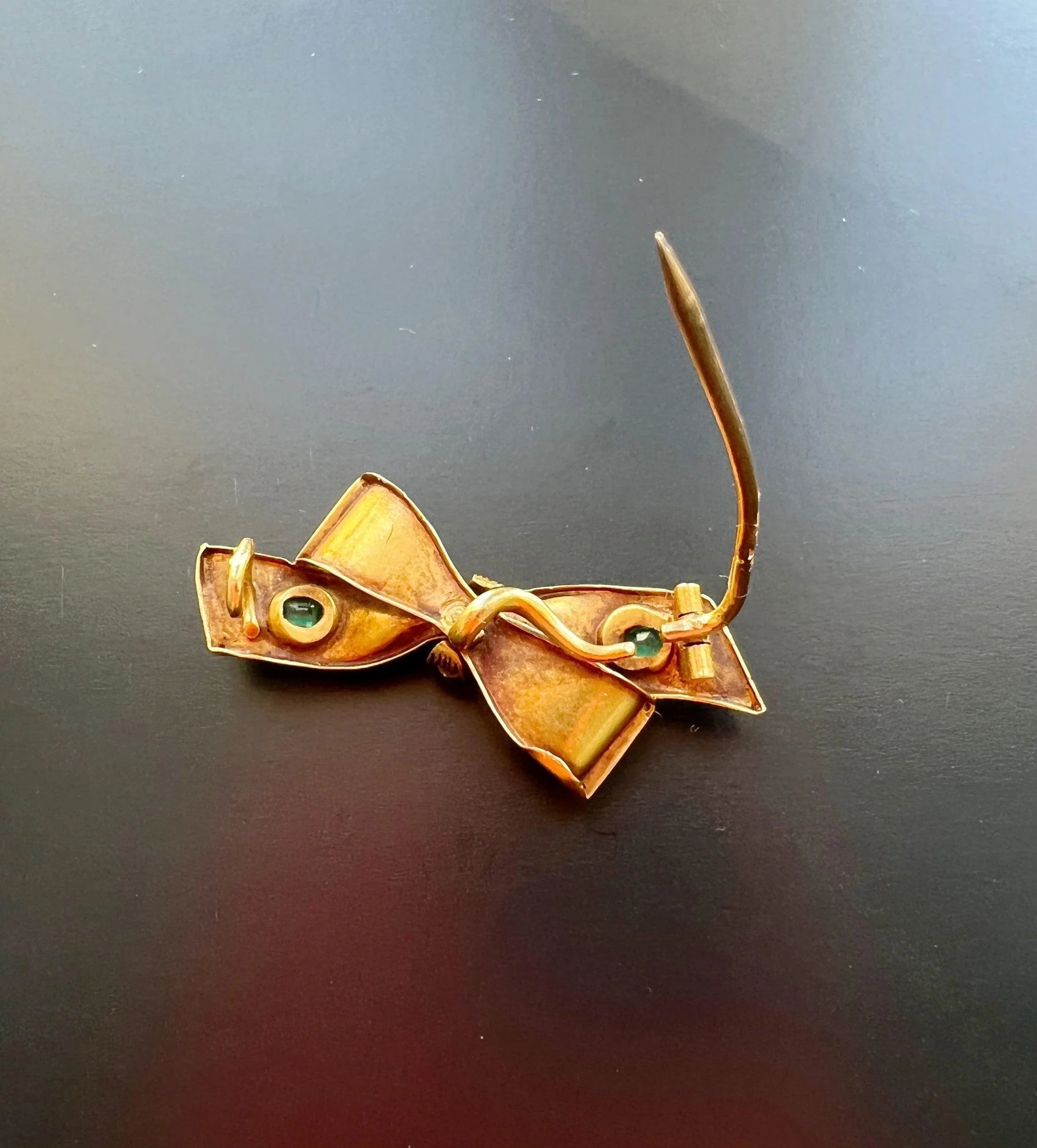 Very sweet antique 18K gold emerald diamond bow brooch - Curiously timeless