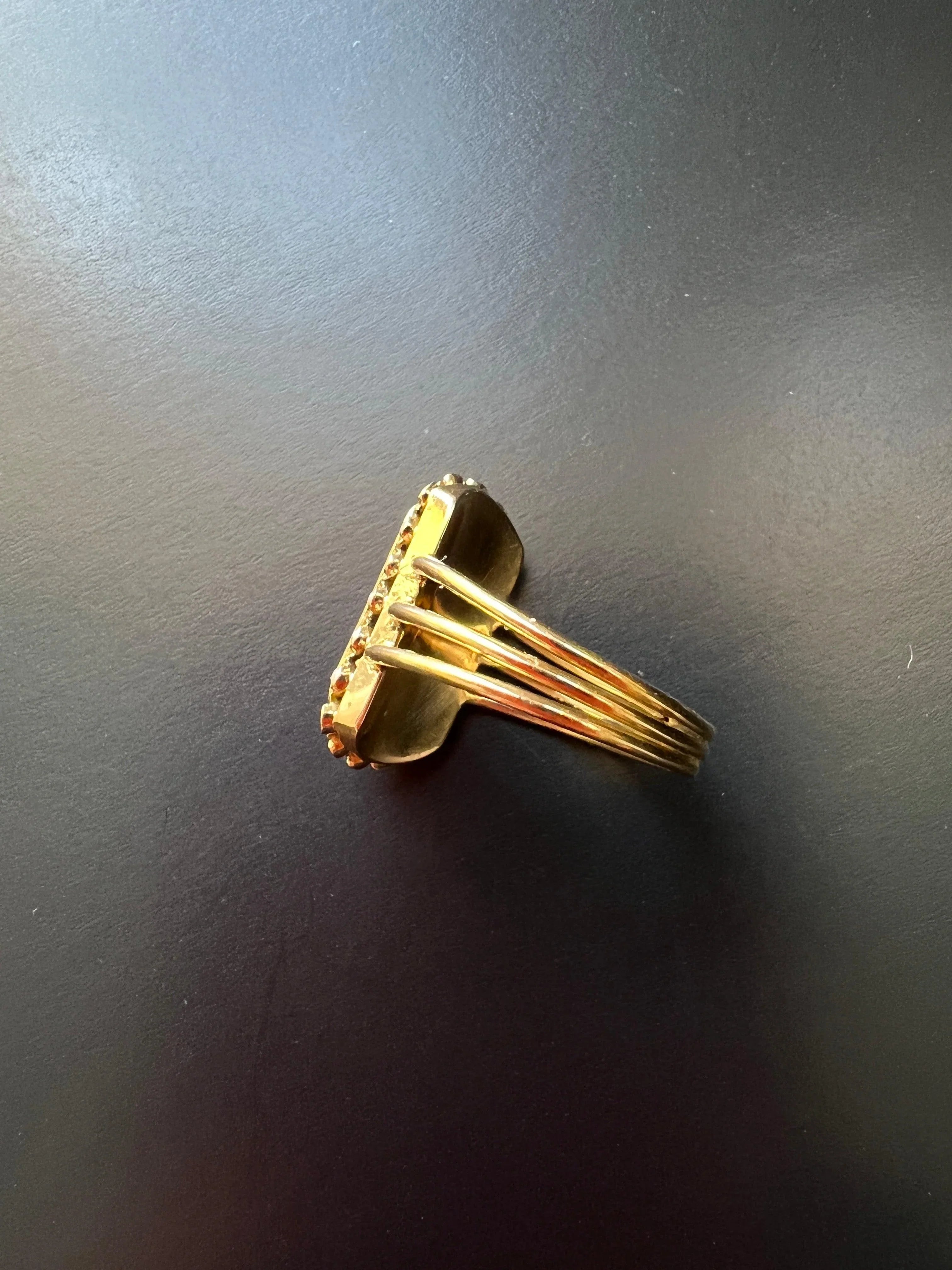 Victorian era 18k Gold Pearl miniature portrait Ring - Curiously timeless