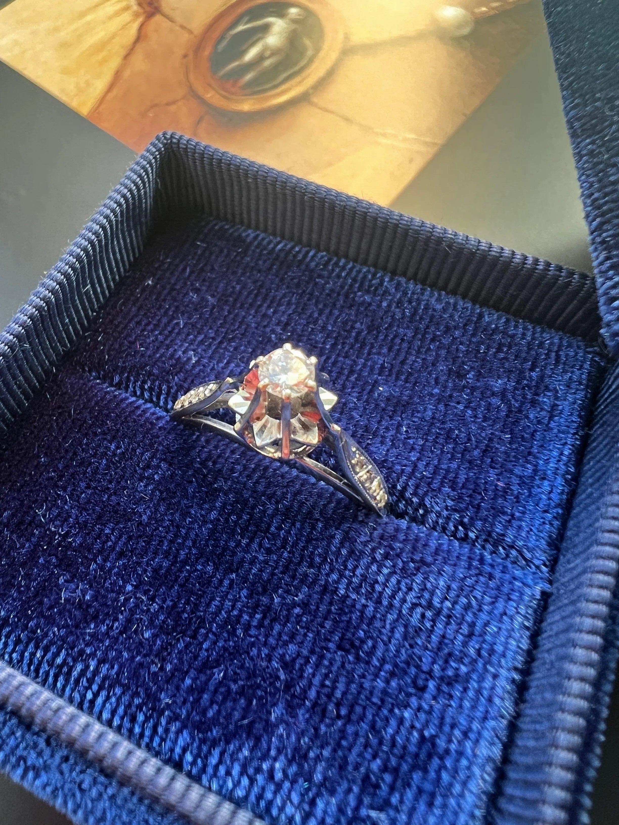Early 20th century 18K white gold diamond solitaire ring - Curiously timeless