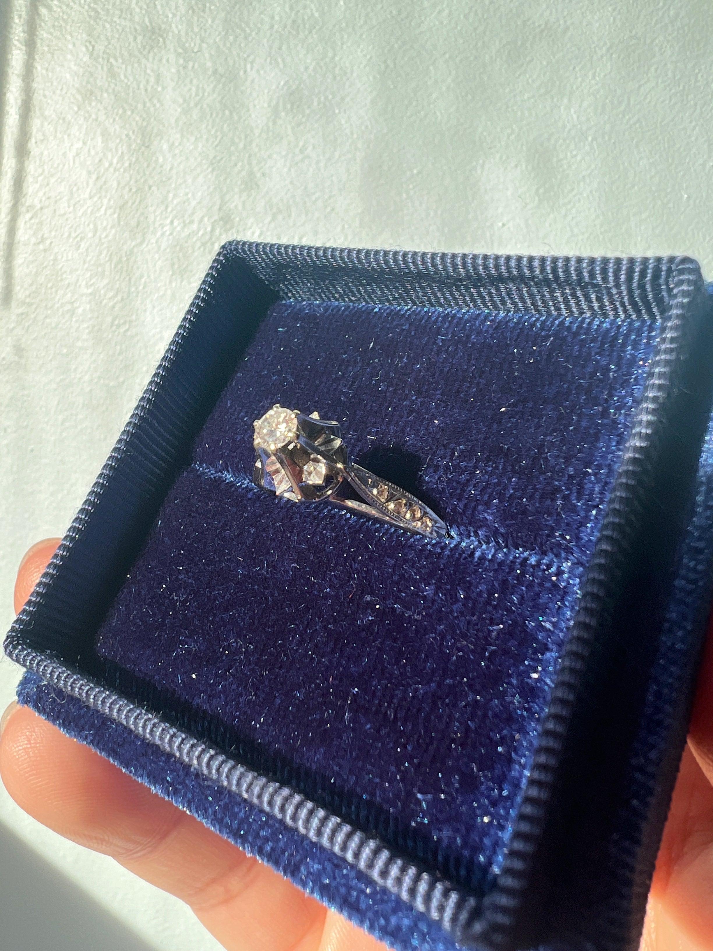 Early 20th century 18K white gold diamond solitaire ring - Curiously timeless