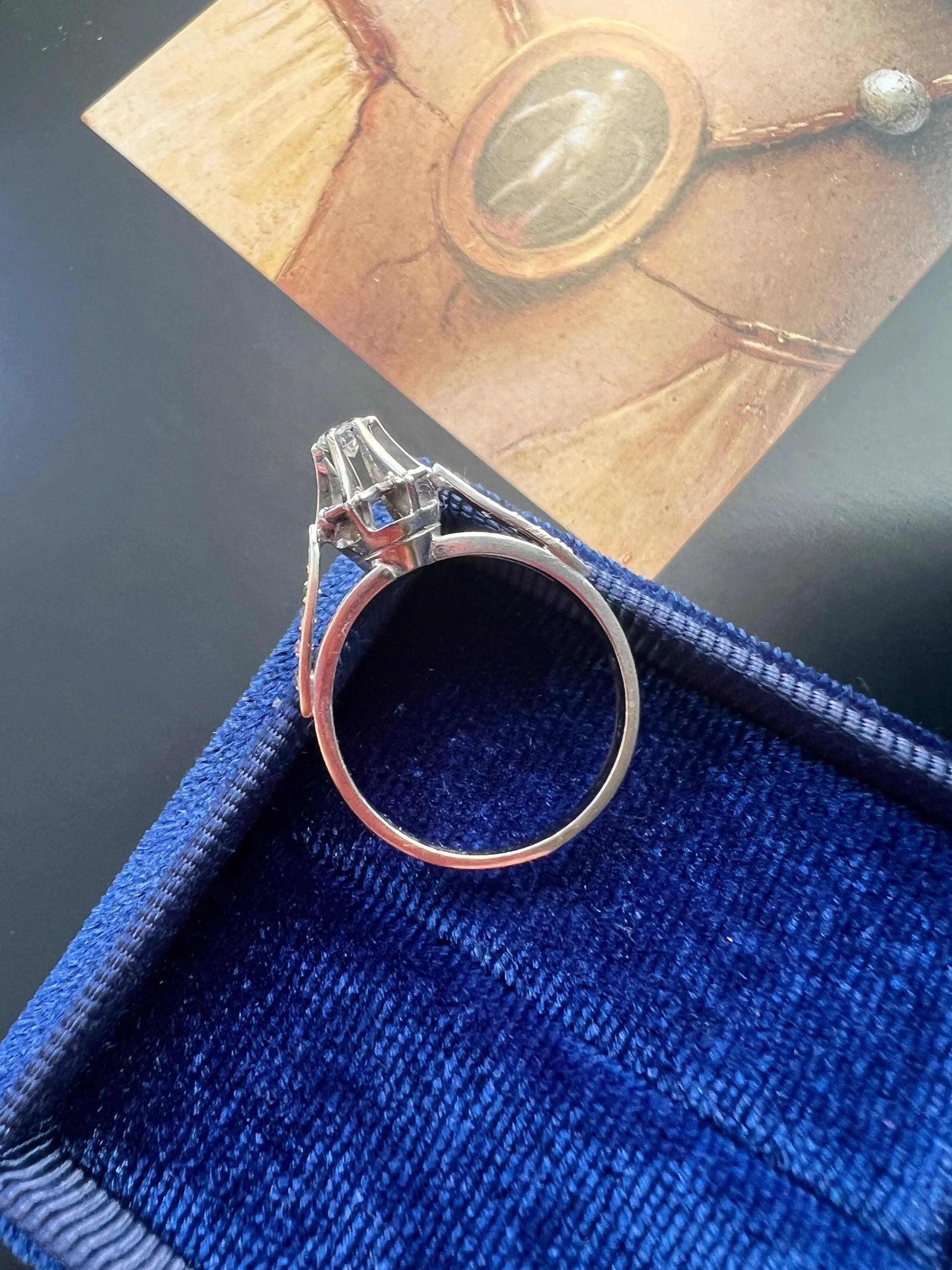 Early 20th century 18K white gold diamond solitaire ring - Curiously timeless