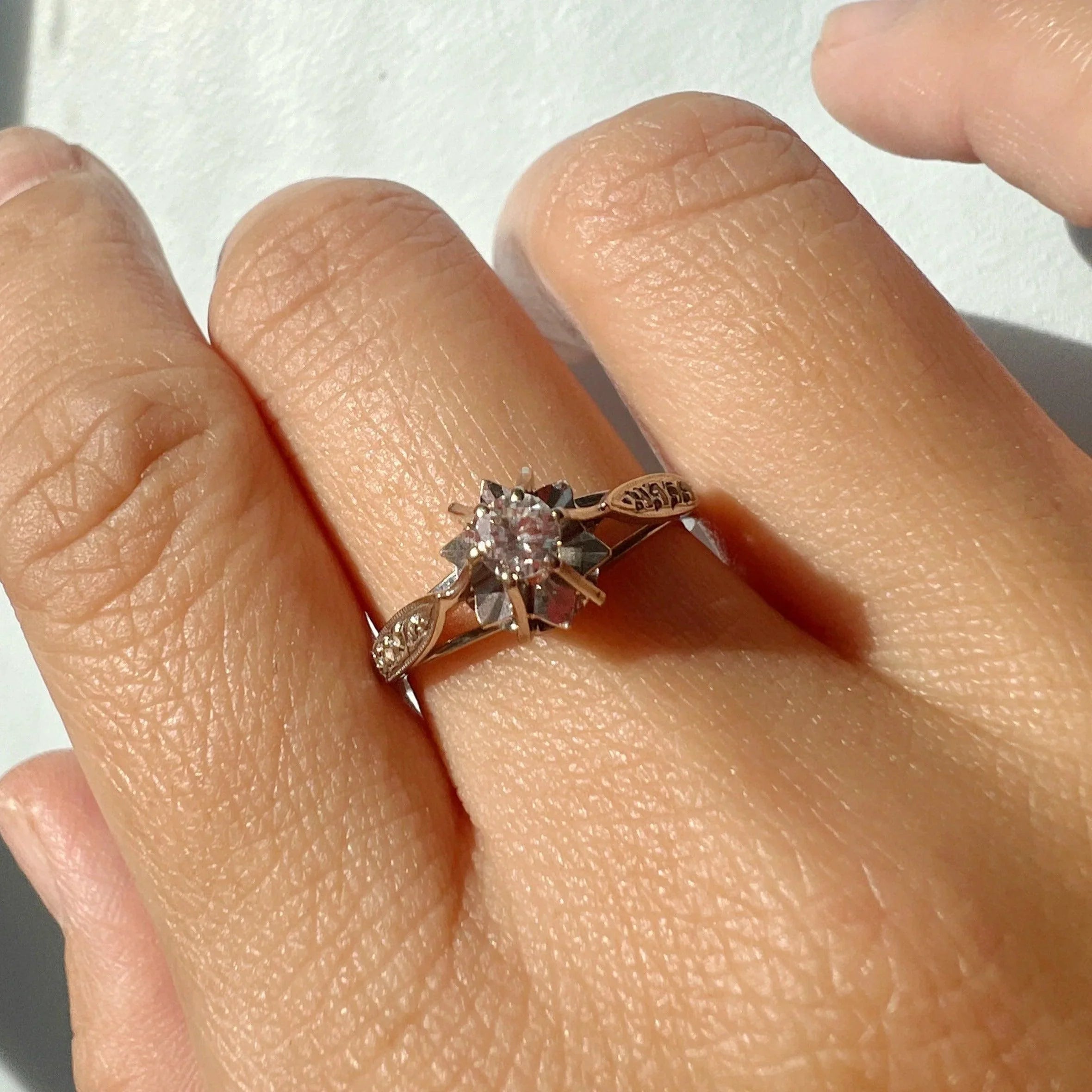 Early 20th century 18K white gold diamond solitaire ring - Curiously timeless