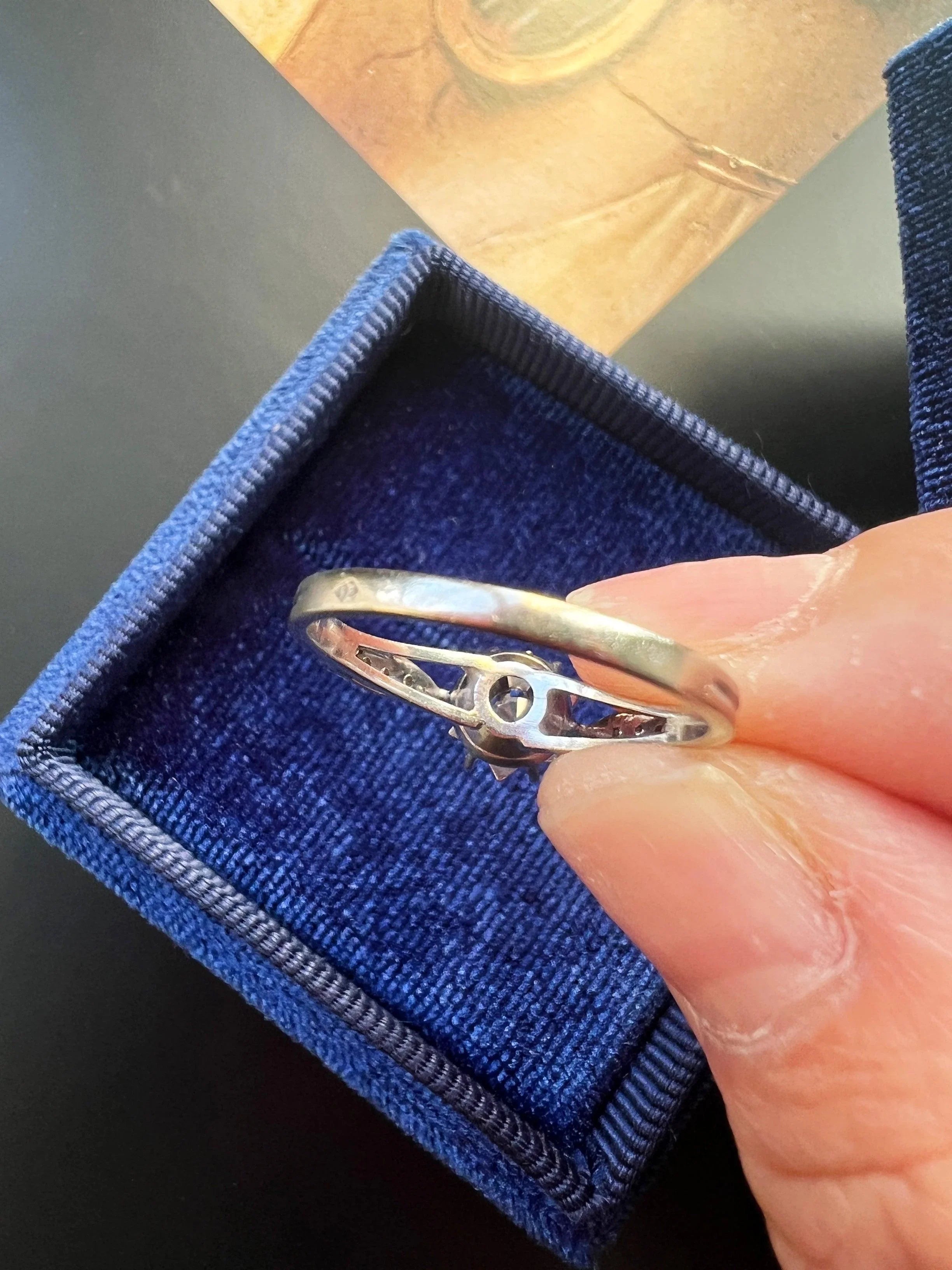Early 20th century 18K white gold diamond solitaire ring - Curiously timeless