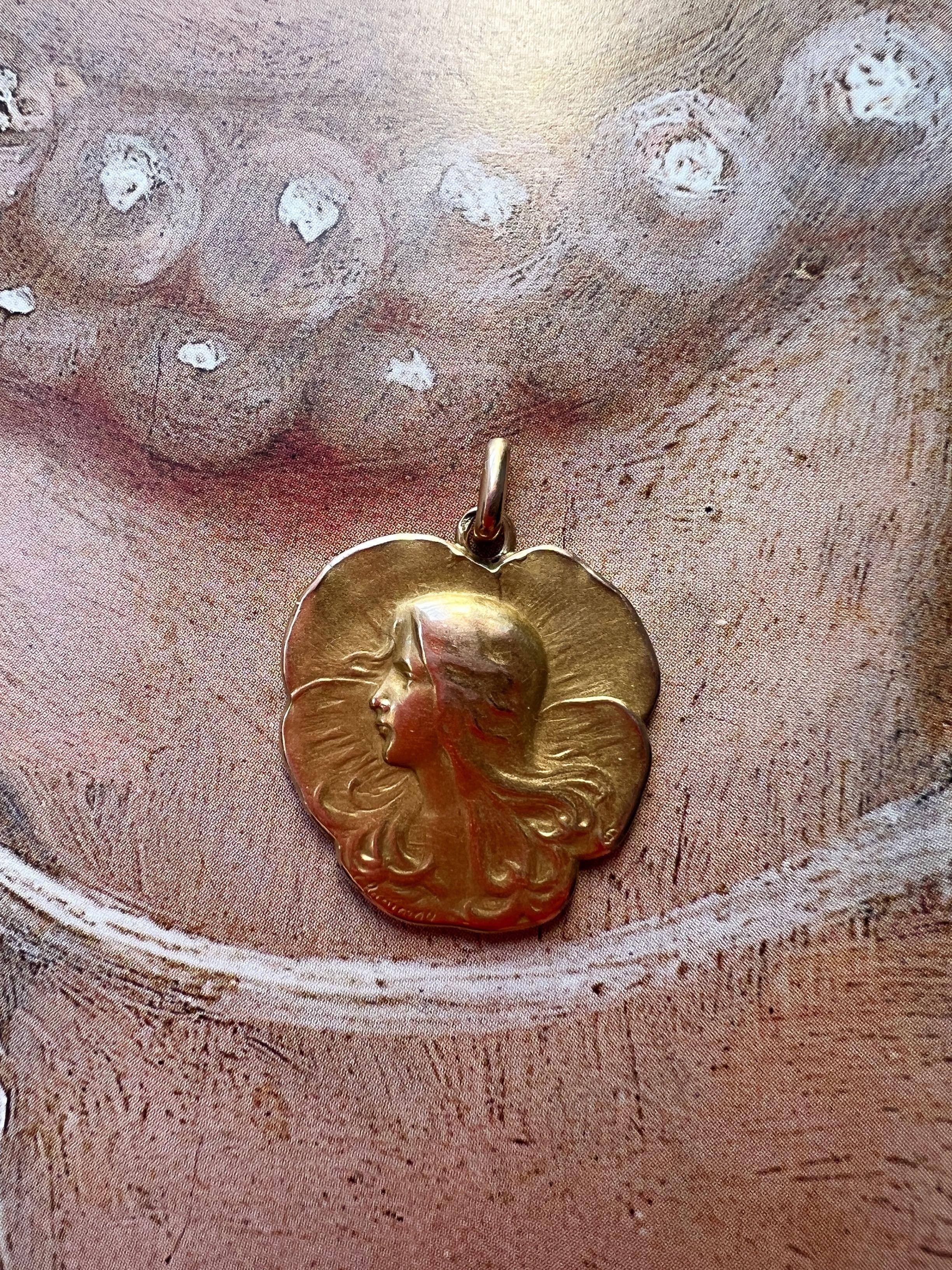 French Art Nouveau Pansy Lady 18K gold pendant - Curiously timeless