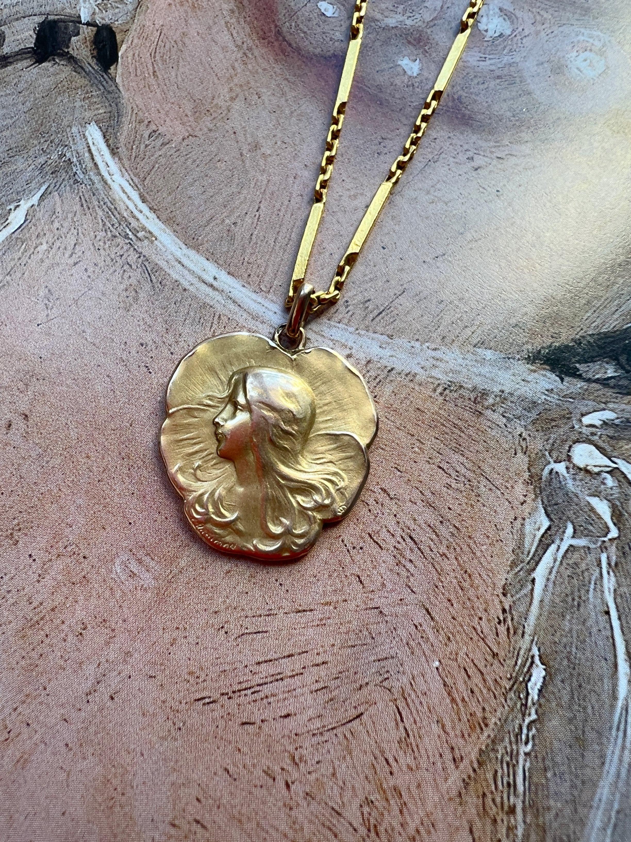 French Art Nouveau Pansy Lady 18K gold pendant - Curiously timeless