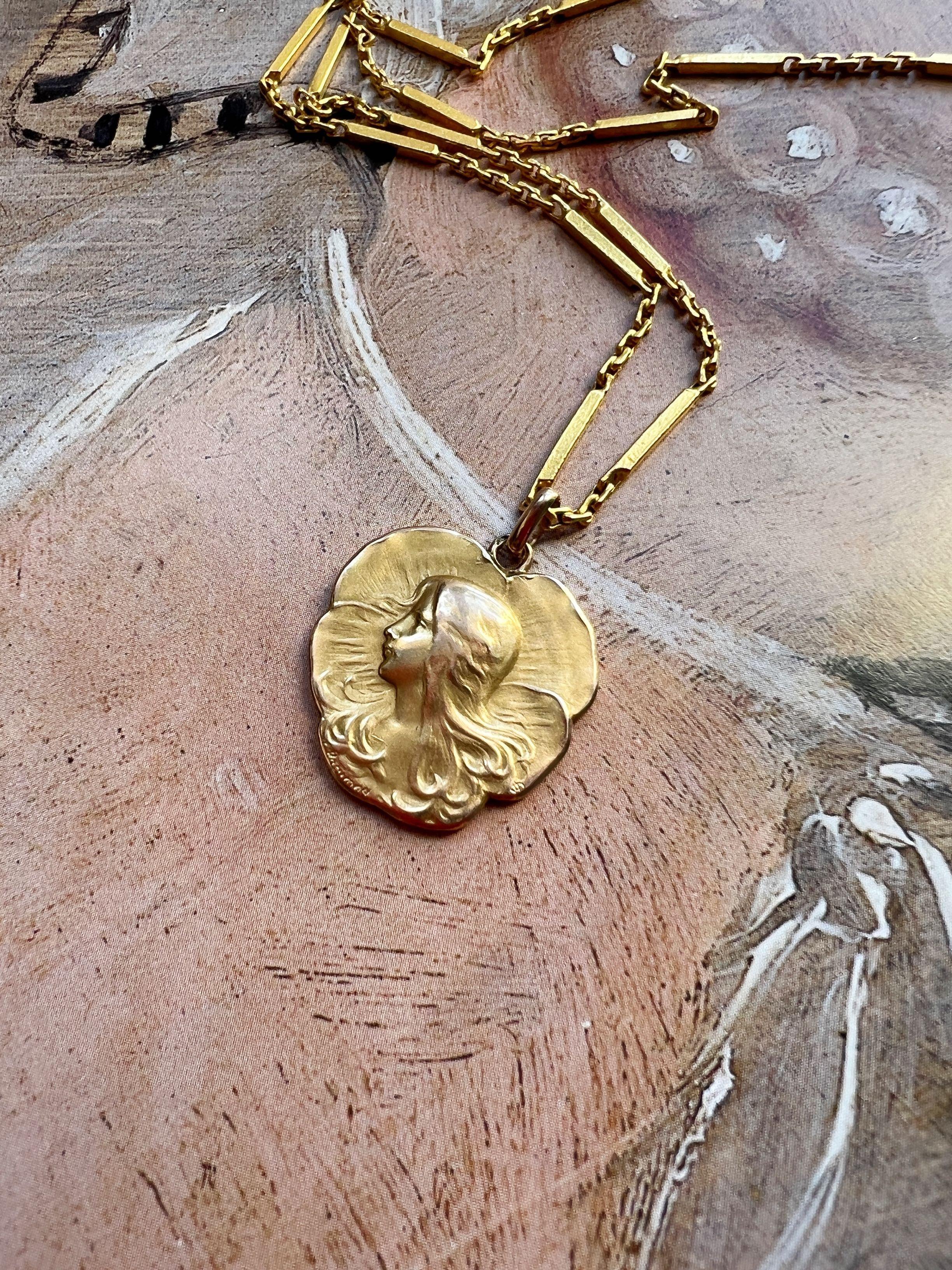 French Art Nouveau Pansy Lady 18K gold pendant - Curiously timeless