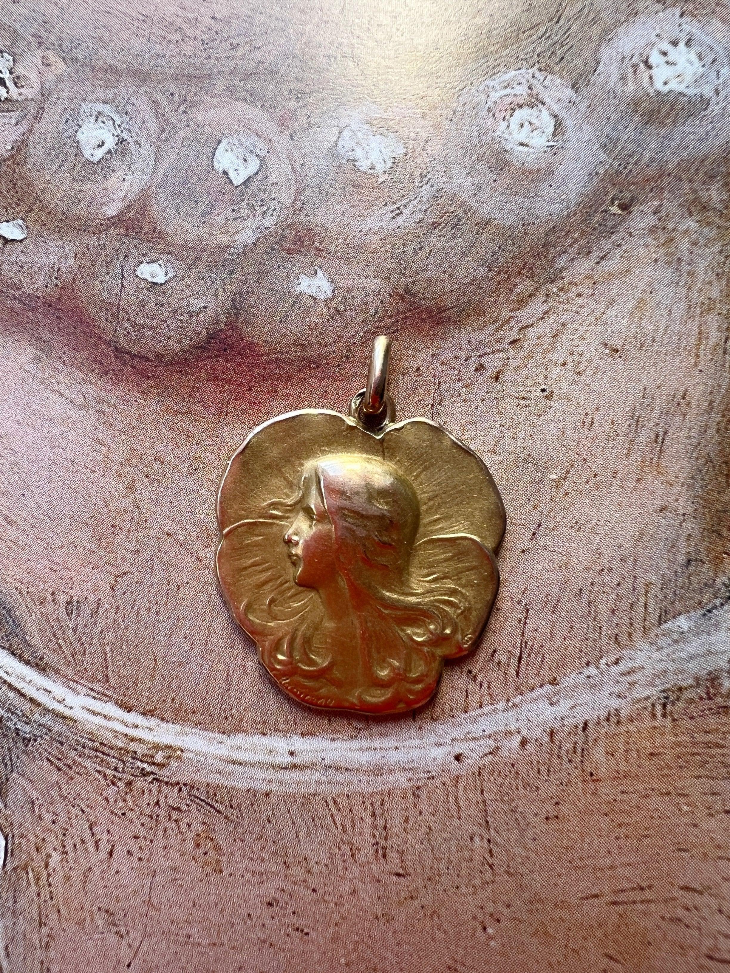 French Art Nouveau Pansy Lady 18K gold pendant - Curiously timeless
